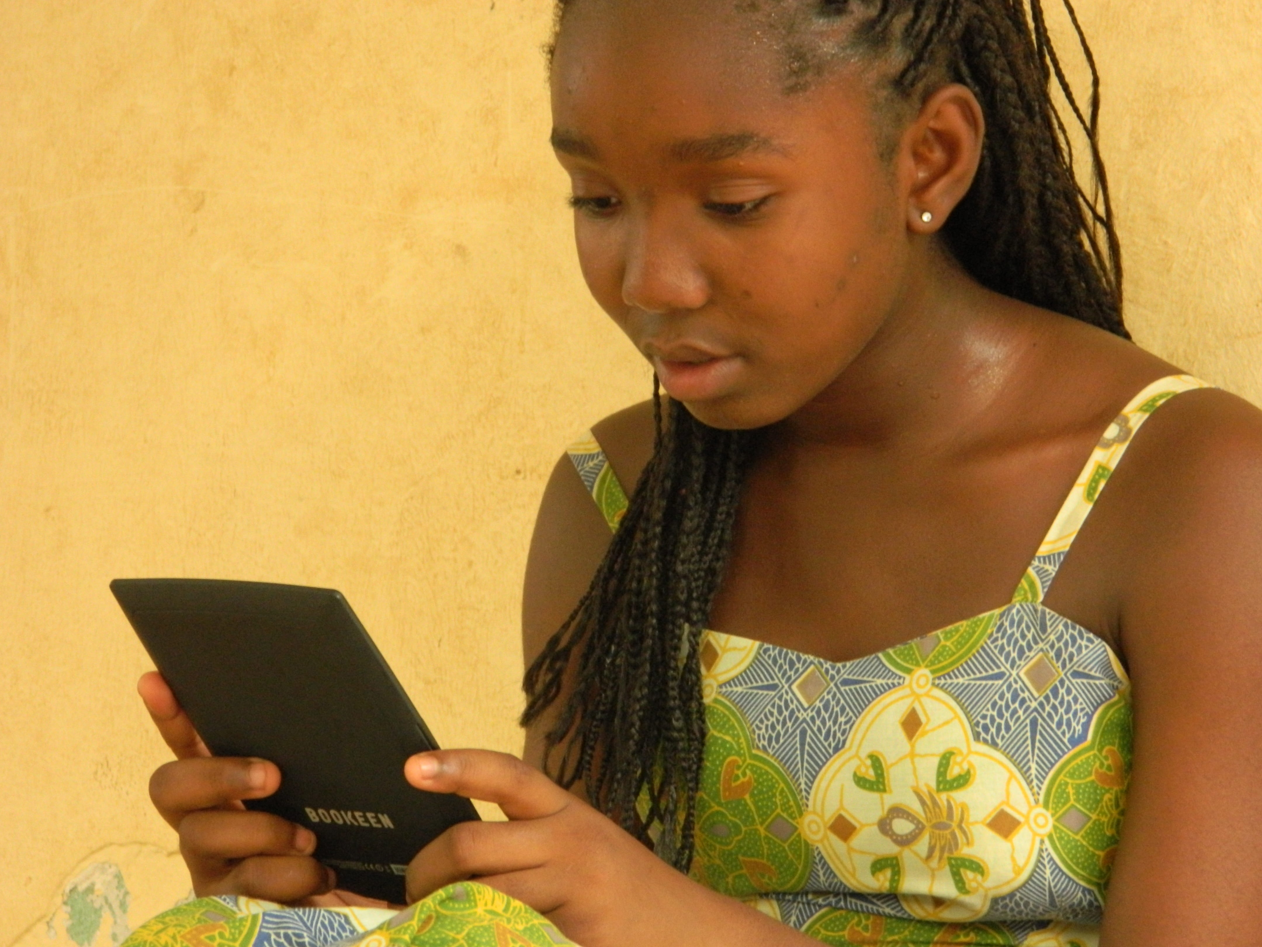 ereader, real people, communication, tablet, girl in blue, eink, computer, front view, mali, electronics, information, childhood, technology, home work, HD Wallpaper
