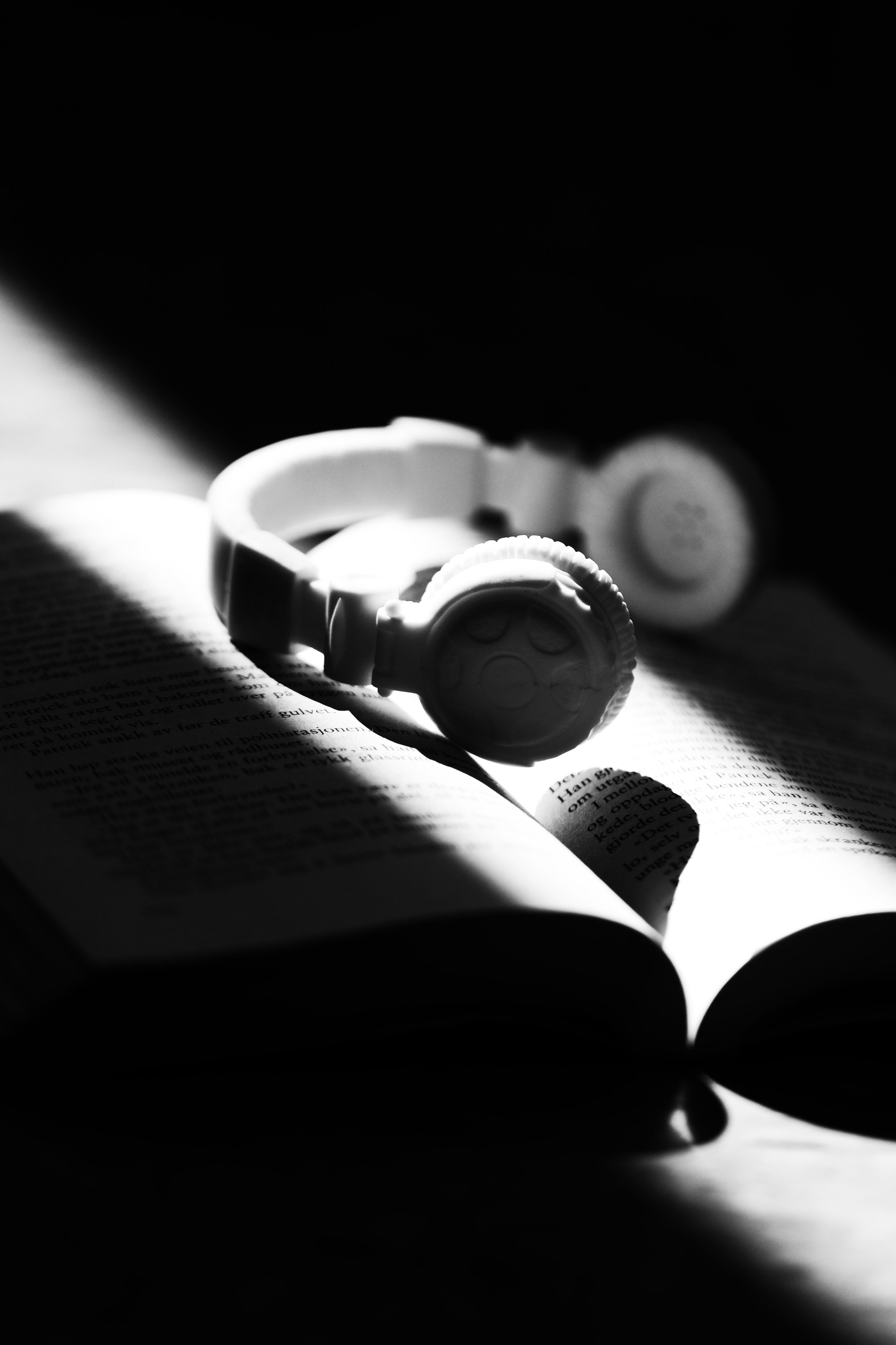 technology, paperback, copy space, day, selective focus, publication, still life, dark, headphones, focus on foreground, close-up, music, sunlight, personal accessory, Phone HD Wallpaper