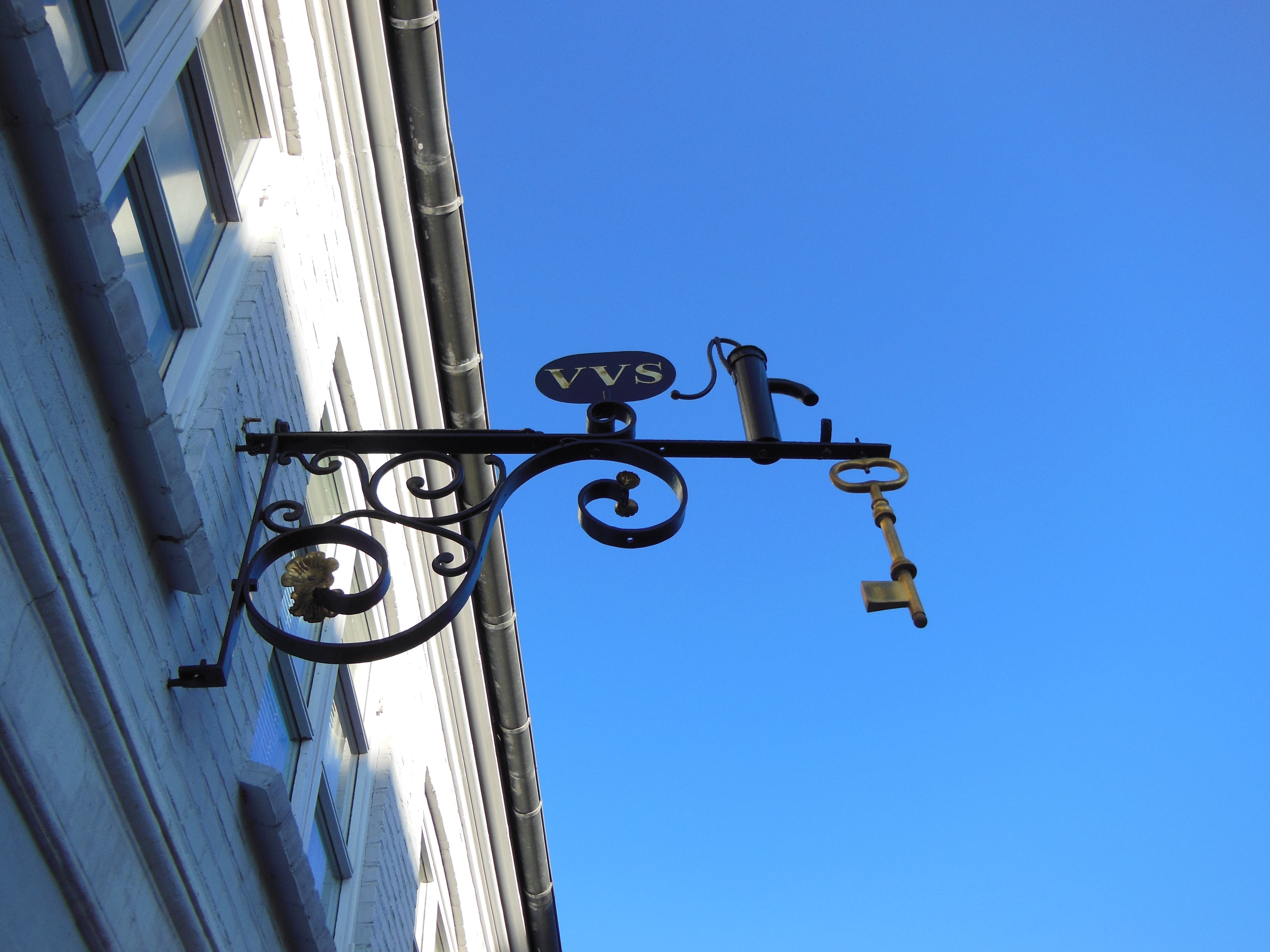 key, shop signs, sunlight, built structure, copy space, wrought iron, day, low angle view, old-fashioned water pump, communication, white, metal, clear sky, HD Wallpaper