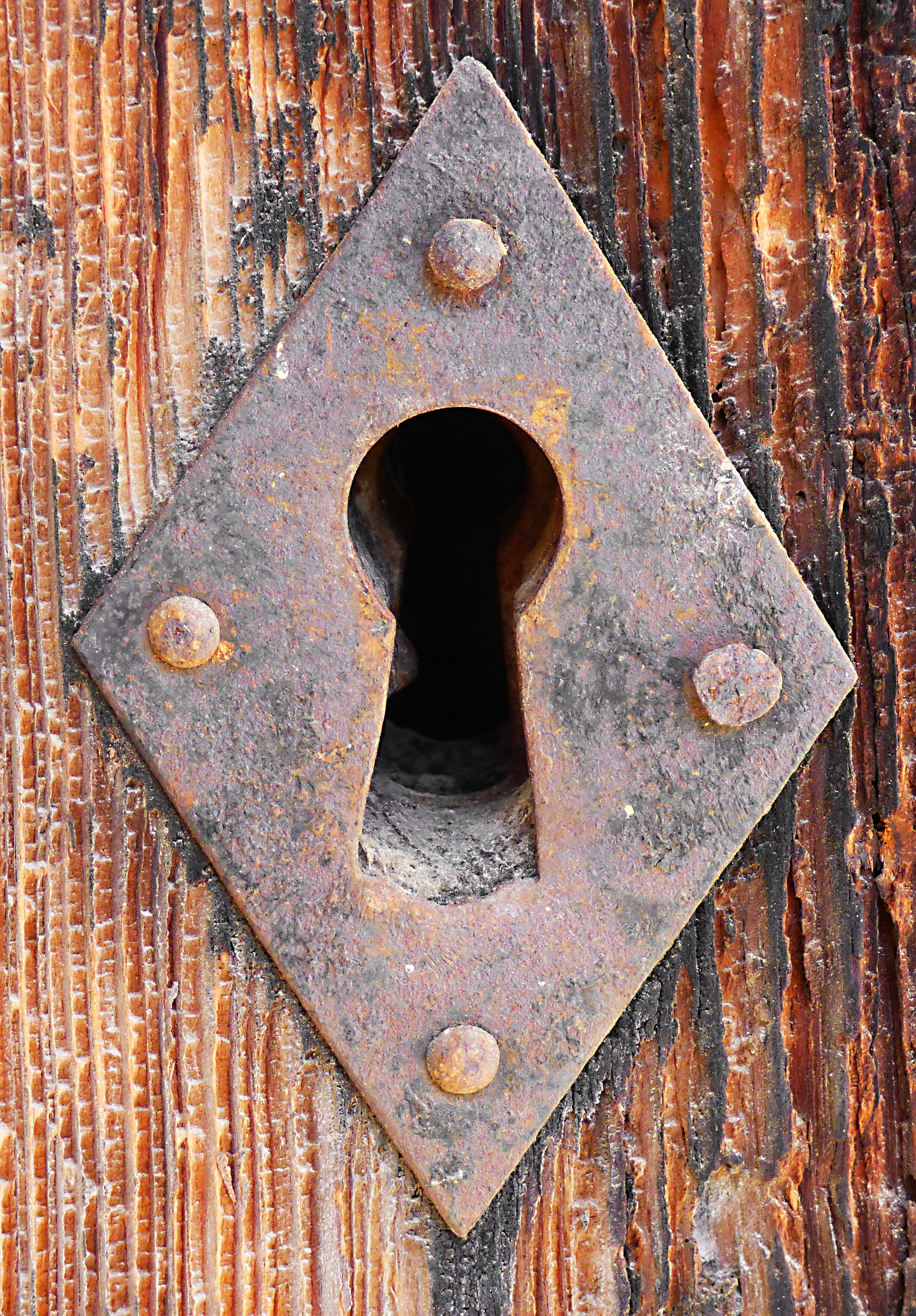 full frame, photo, open, rusty, bolt, keyhole, hinge, old, weathered, diamond, close-up, deterioration, lock, metal, backgrounds, no people, circle, security, Phone HD Wallpaper