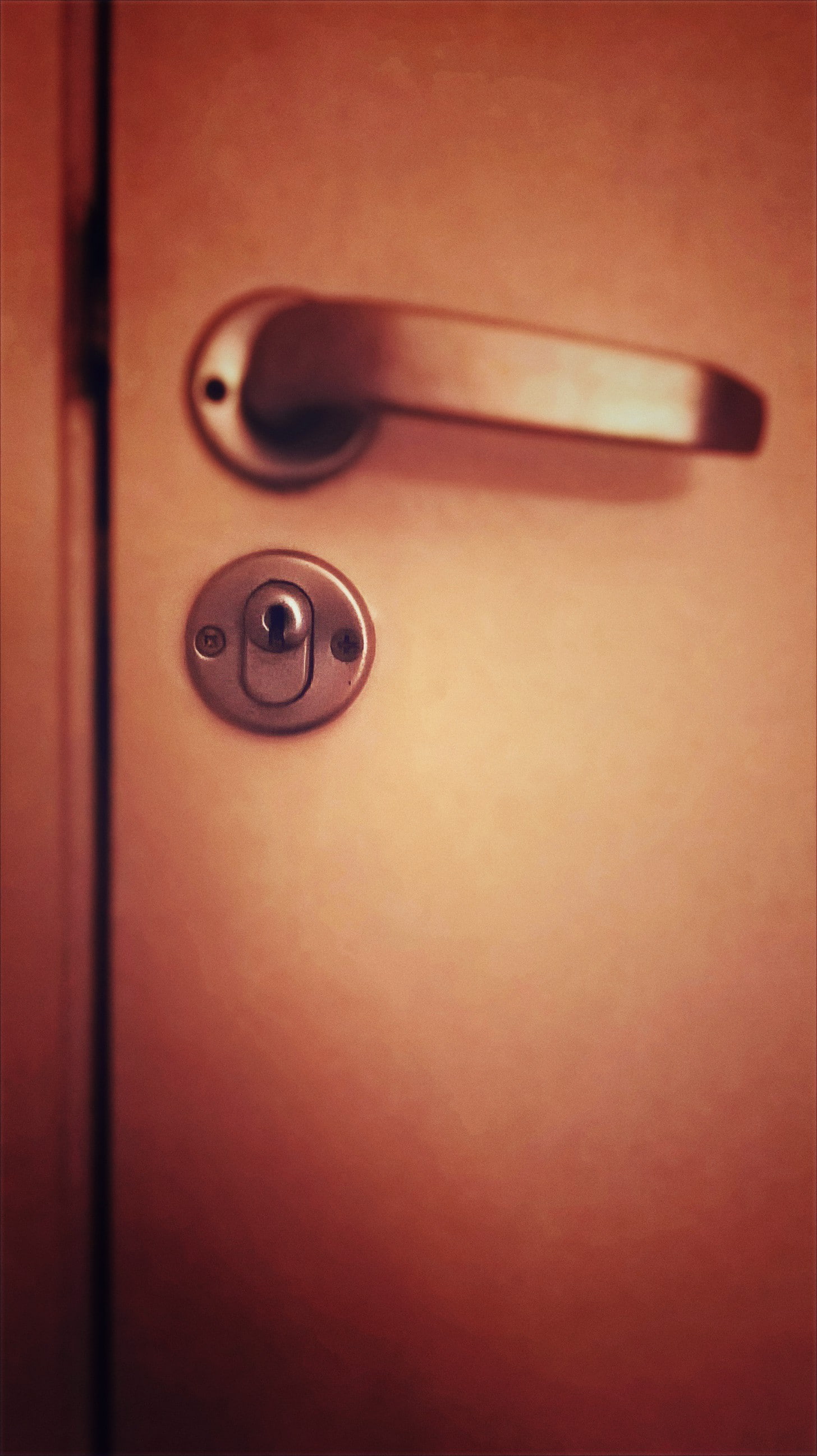 2K, keyhole, no people, metal, closed, backgrounds, full frame, door, crime, security, entrance, wood - material, safety, mystery, accessibility, lock, Phone HD Wallpaper