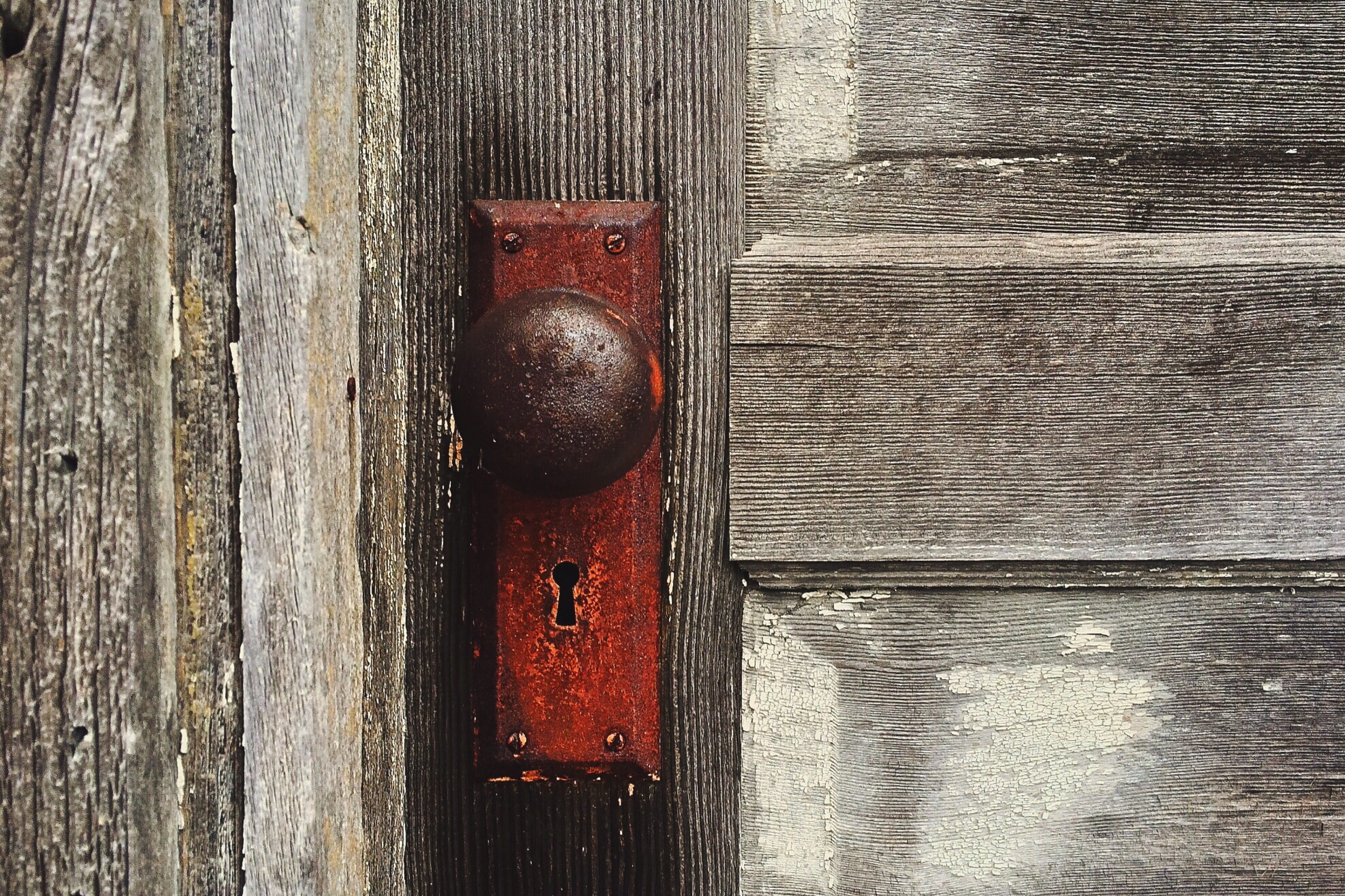 knob, no people, keyhole, steel, security, red, textured, doorknob, protection, close-up, day, outdoors, safety, handle, 2K, old, texture, metal, iron, HD Wallpaper