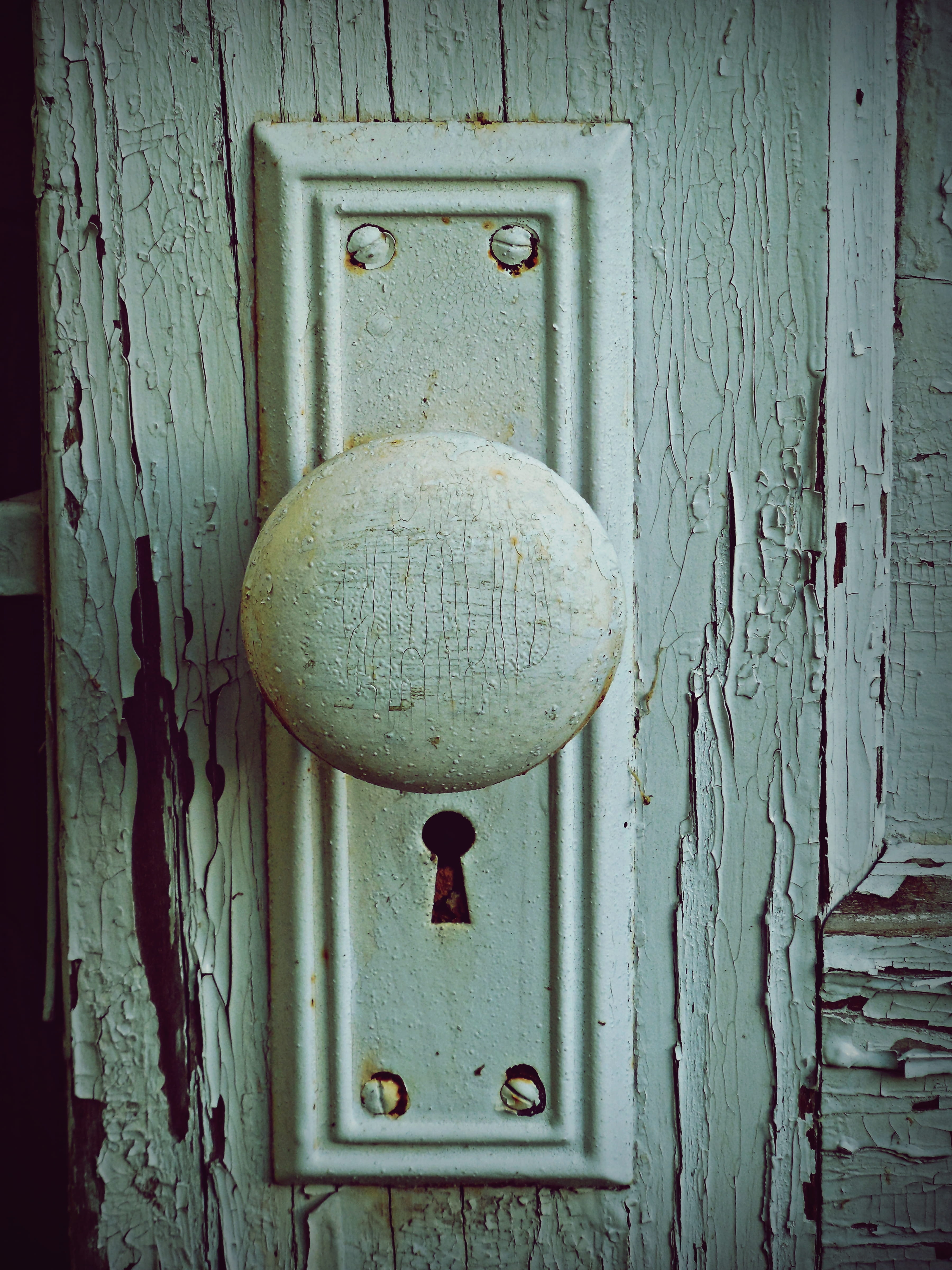 architecture, cracked, knob, geometric shape, close-up, hanging, security, no people, 4K, day, entrance, chipped, old fashioned, wood - material, vintage, Phone HD Wallpaper