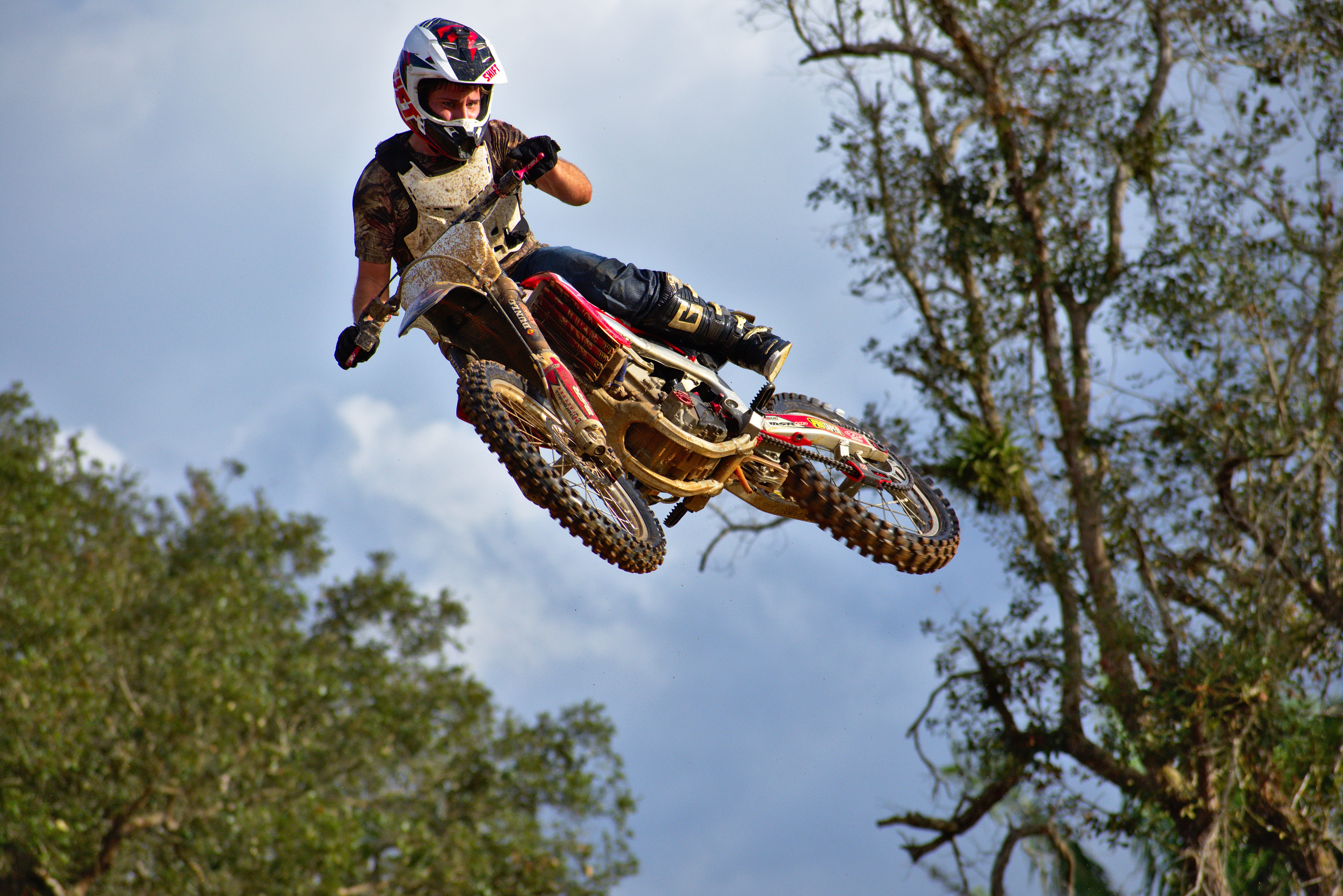 mid-air, motocross, bike, arts culture and entertainment, ramp, leisure activity, dirt, 5K, low angle view, full length, one person, jump, riding, dirtbike, HD Wallpaper