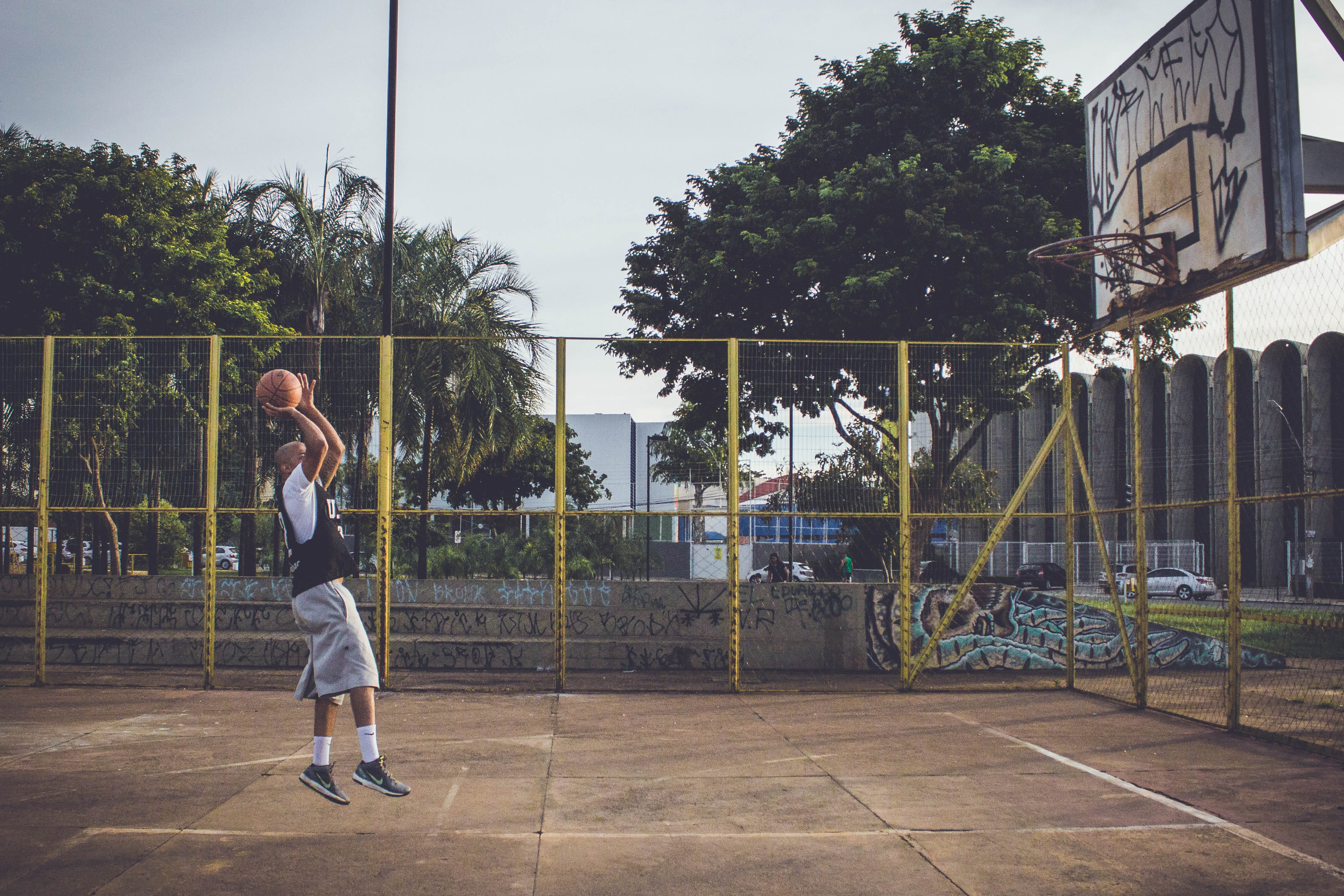 effort, uniform, basketball, urban, outdoors, built structure, shorts, recreation, leisure, person, active, nature, male, architecture, leisure activity, HD Wallpaper