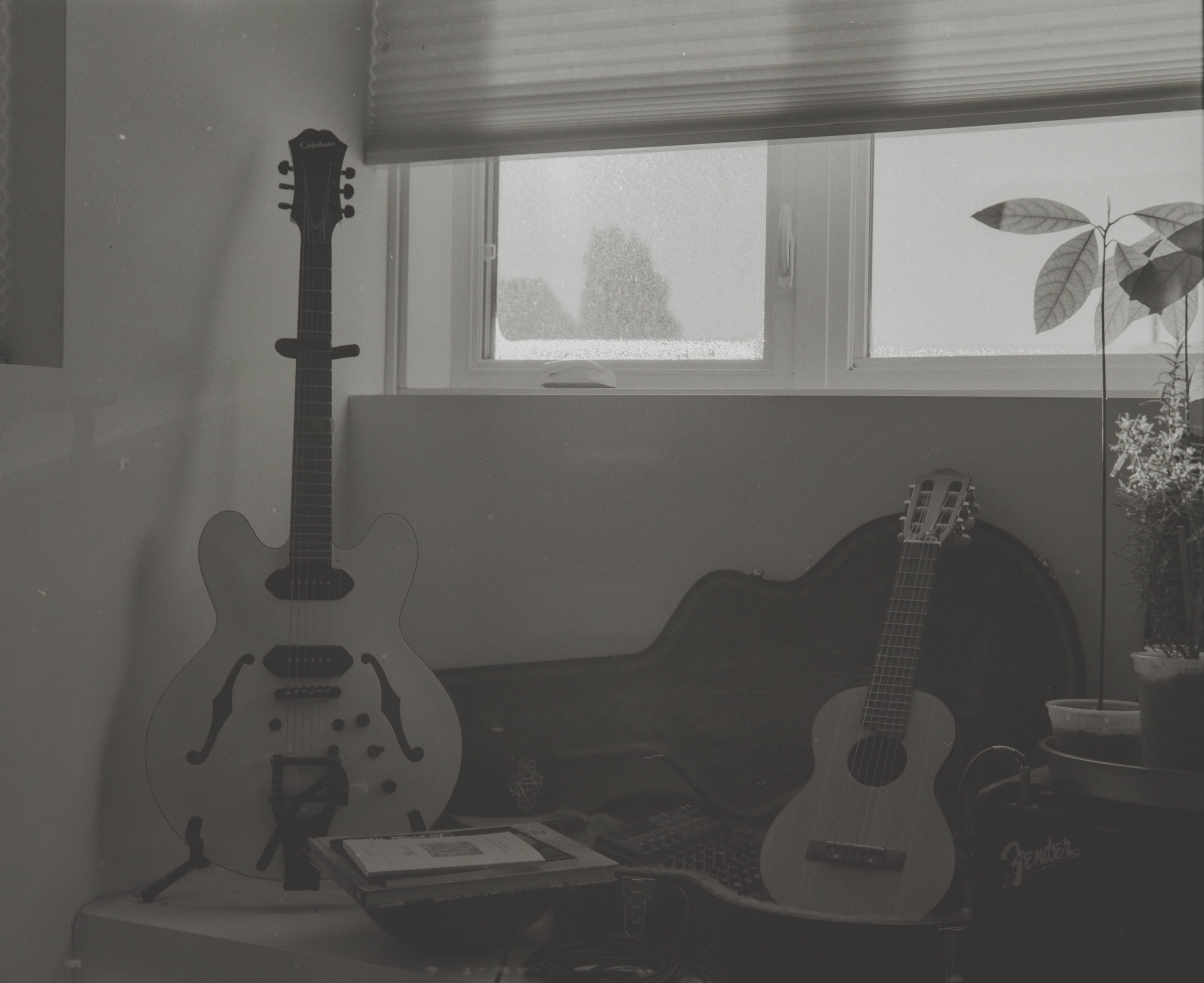 hp5, kodak, wall - building feature, 4K, bed, domestic room, home decor, argentique, medium format, room, inside, bass guitar, ilford, portra, musical equipment, HD Wallpaper