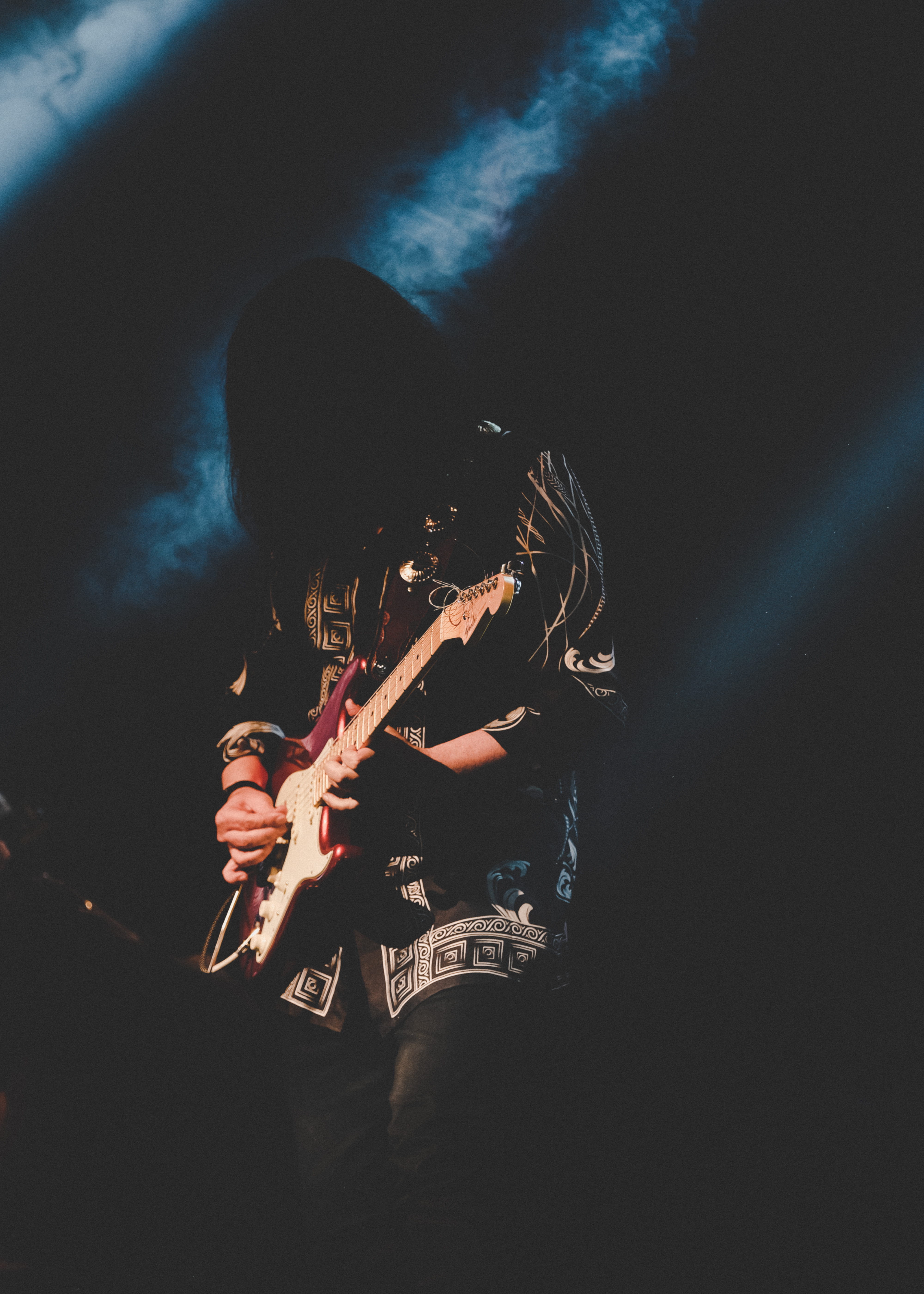 room, performer, stage, leisure activities, illuminated, musical equipment, person, dark, music, artist, human, vocel, guitar, entertainment occupation, Phone HD Wallpaper