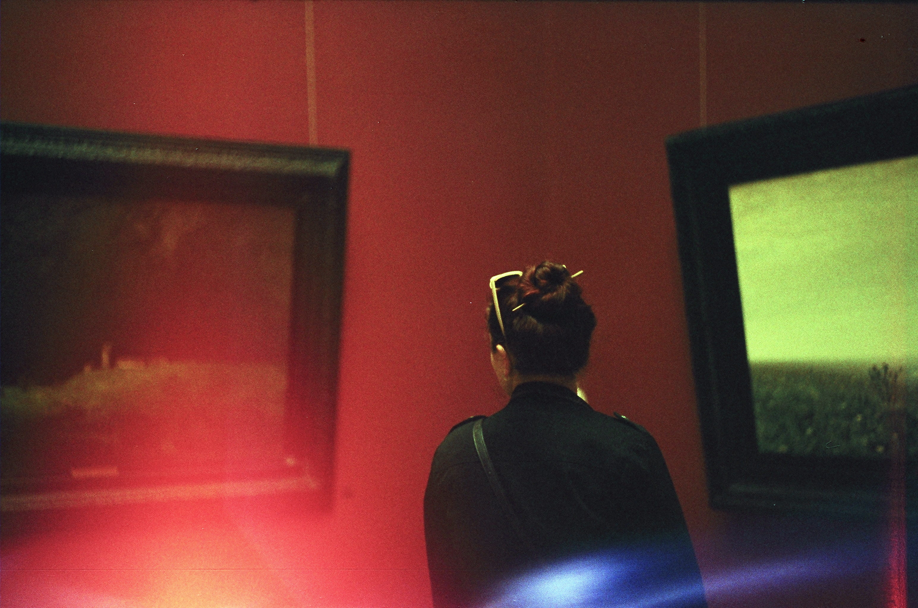 flare, leisure activity, lifestyles, display, black, russia, tv, moscow, architecture, illuminated, technology, monitor, indoors, paintings, one person, HD Wallpaper