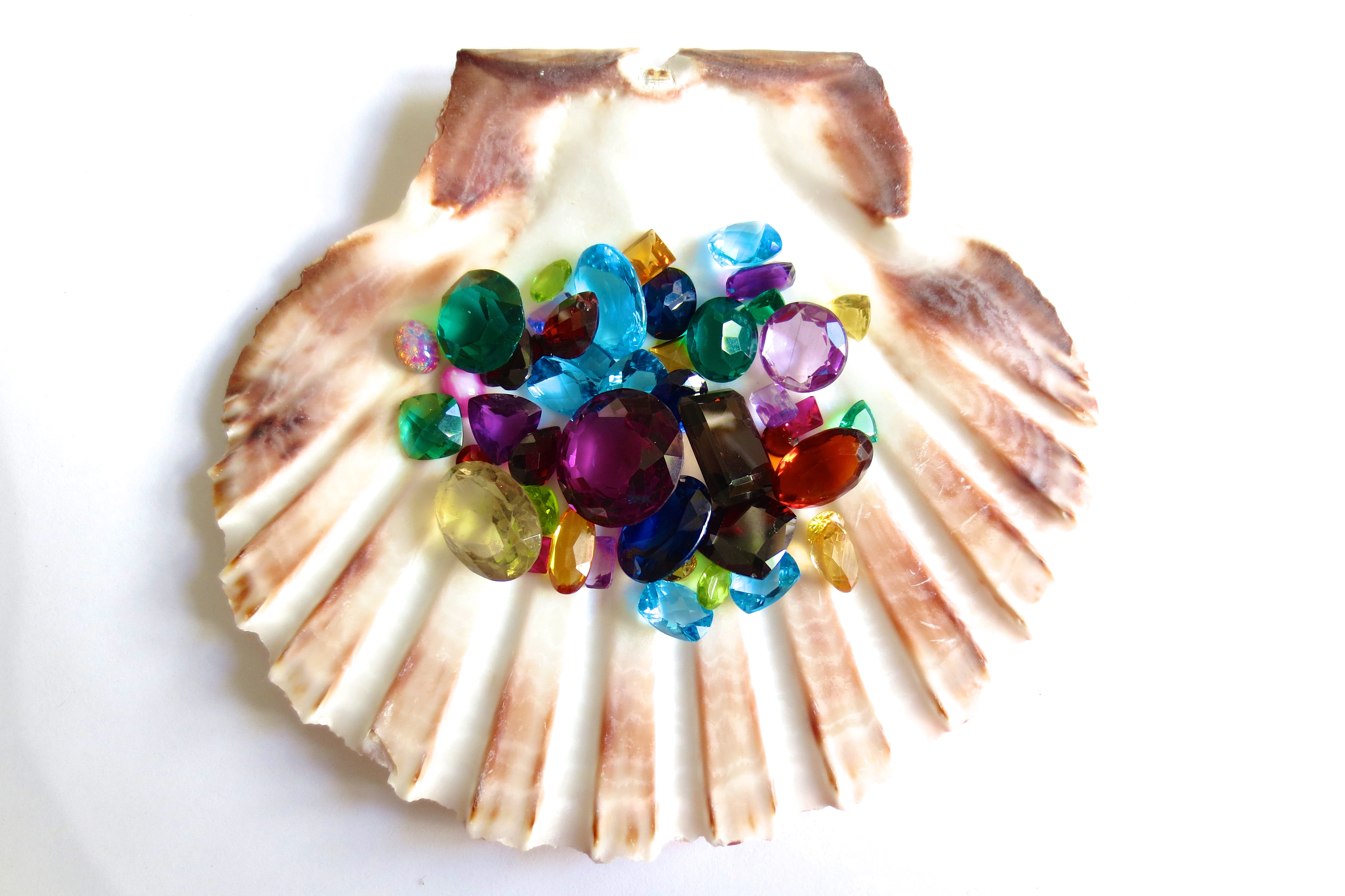 exotic, sweet, jewel, indoors, directly above, Ruby, indulgence, Sapphire, sapphire, temptation, shell, close-up, Gemstones, seashell, glitter, bright, HD Wallpaper