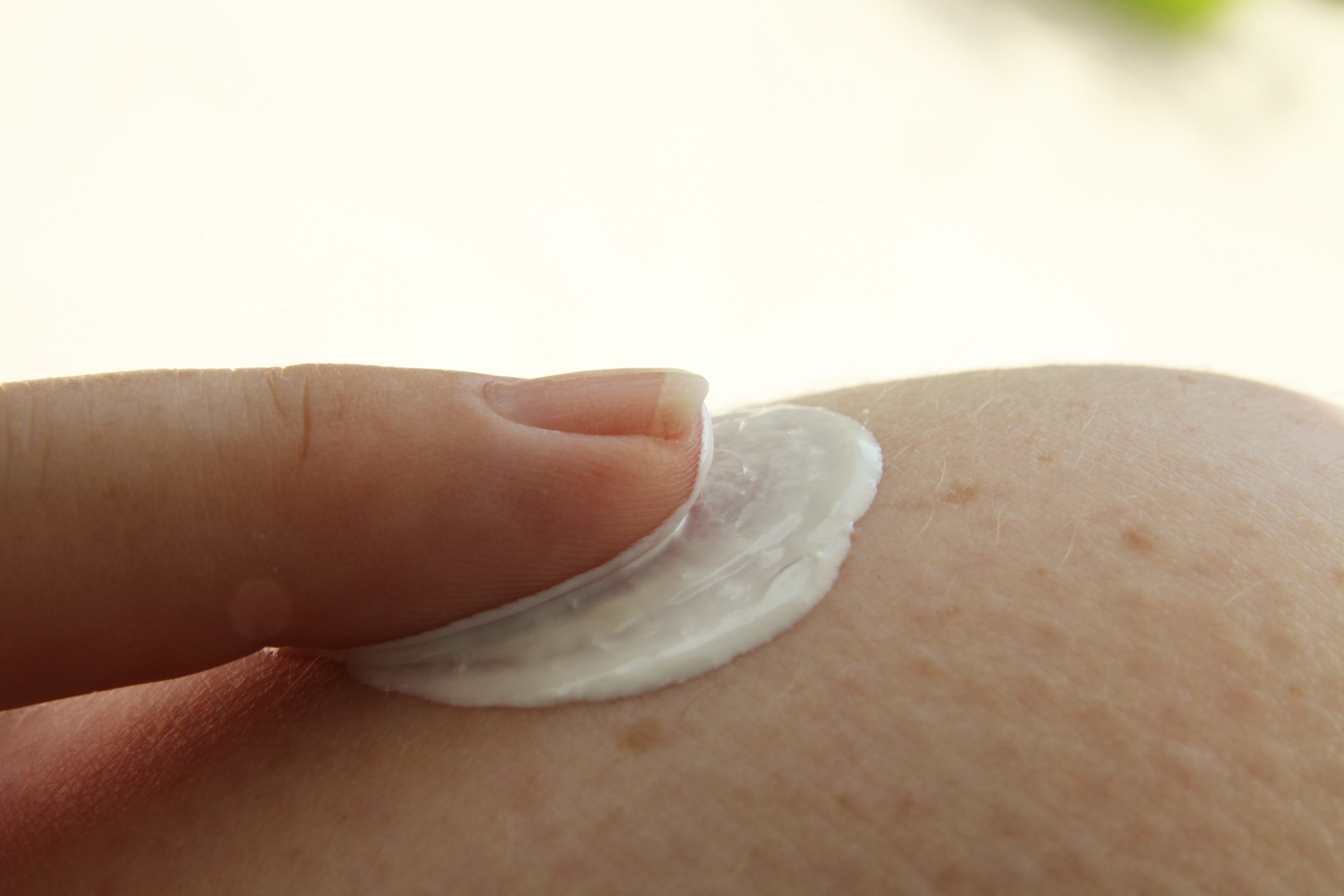 human limb, applying, healthy skin, summer, lotion, view, suncream, sunblock, beauty, 4K, land, adult, suncare, moisturizer, hand, limb, vacation, close-up, HD Wallpaper