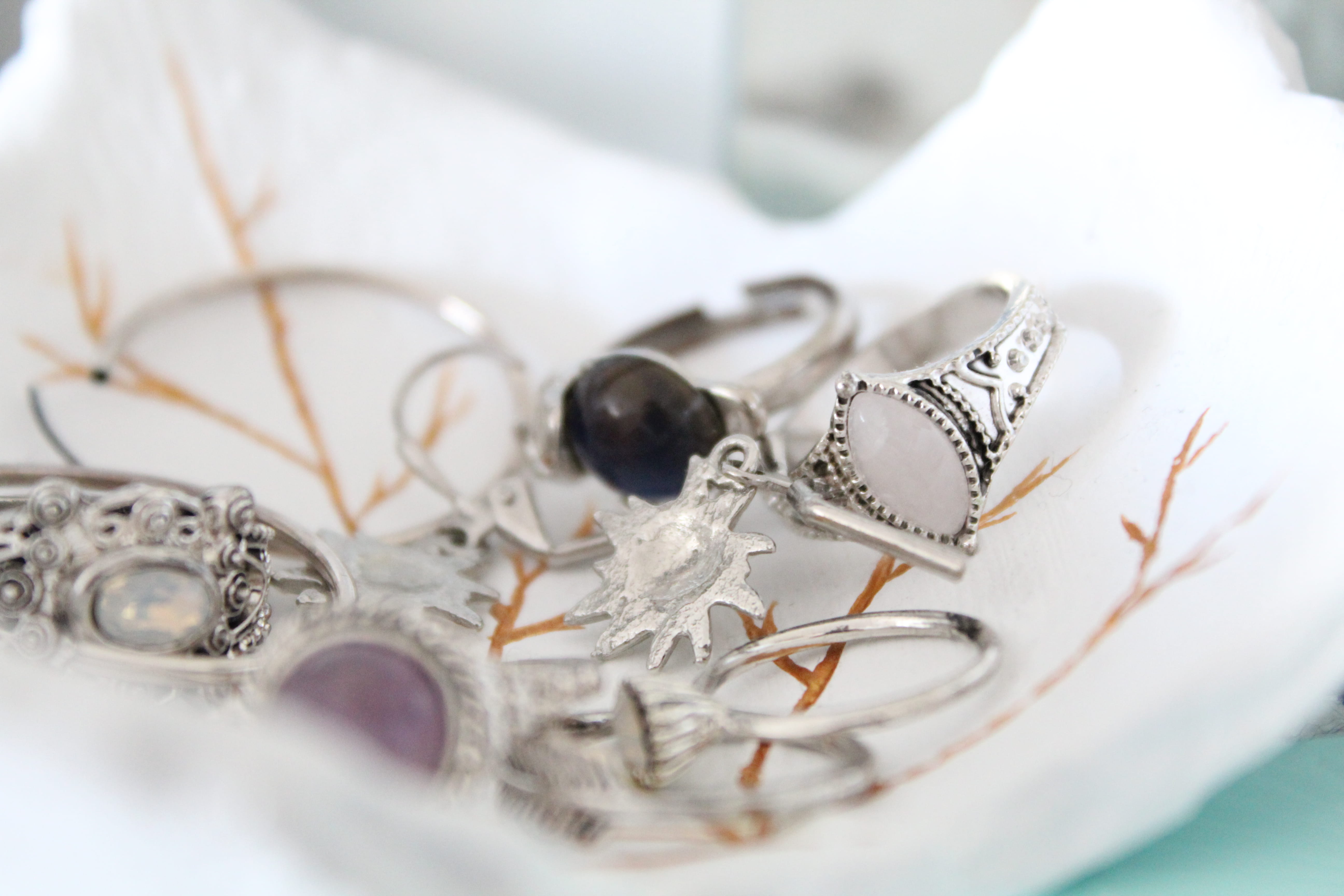 event, 5K, pearl jewelry, brooch, gemstone, pendant, indoors, silver - metal, necklace, bangles, amethyst, accessory, positive emotion, crystal, cuff, HD Wallpaper