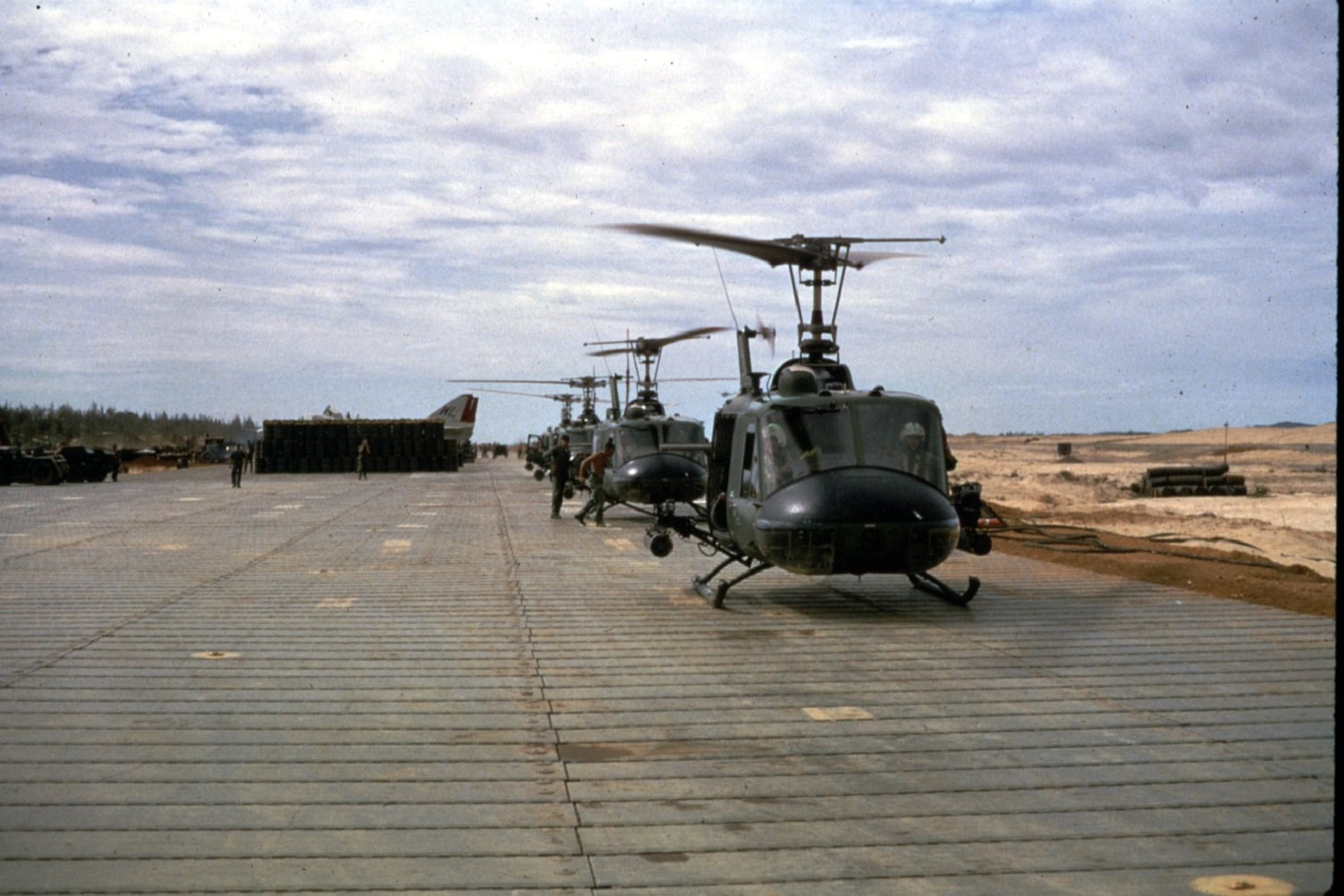 Military Helicopters, 720P, Bell UH-1 Iroquois, HD Wallpaper