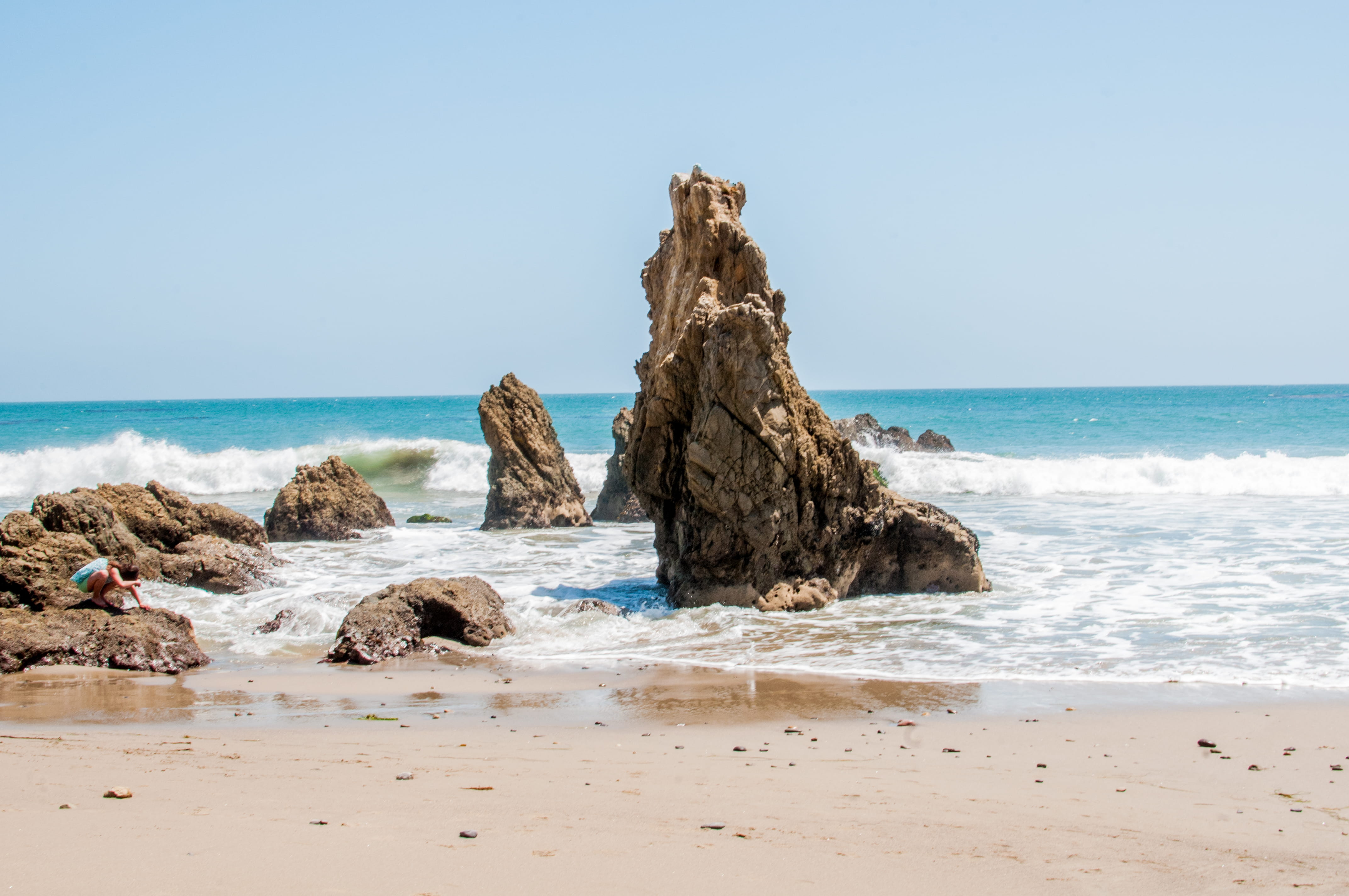 day, 4K, malibu, nature, water, rock - object, rock, horizon over water, motion, horizon, el matador state beach, clear sky, beach, land, wave, rock formation, HD Wallpaper