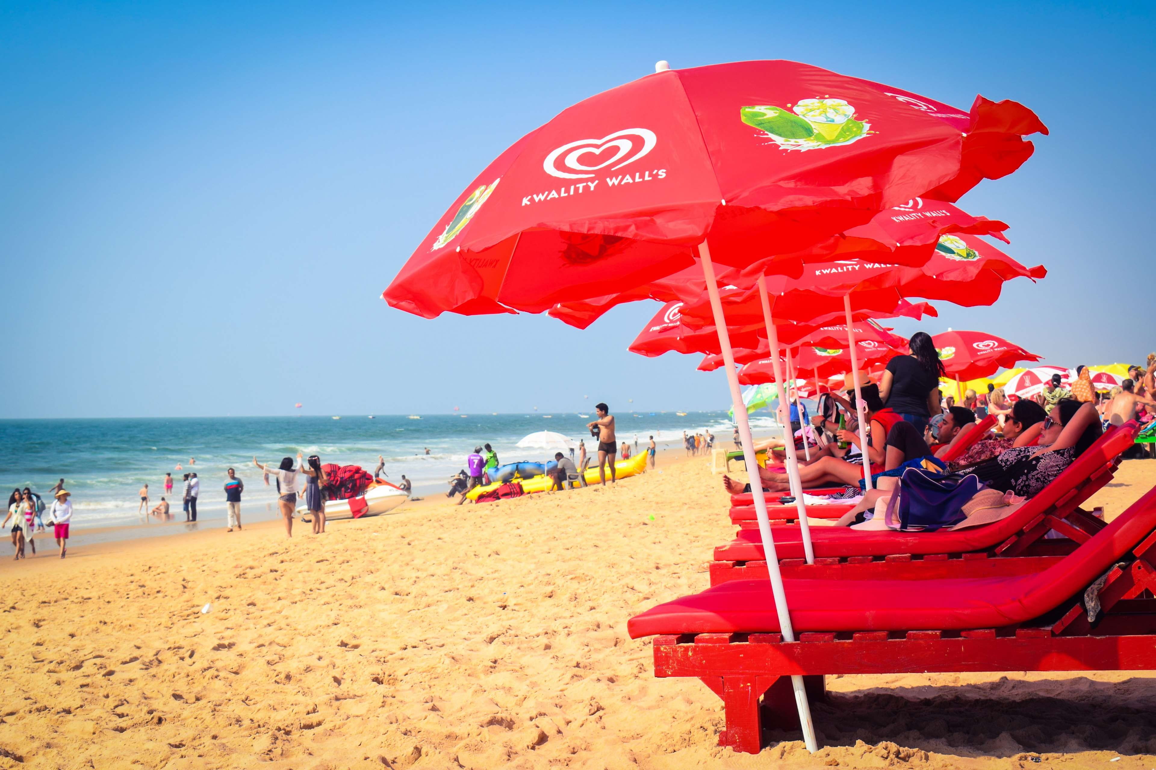 day, umbrella, beaches, colorful, water, 4K, leisure activity, red, sea, nature, beach, large group of people, beach chair, land, trip, sky, real people, HD Wallpaper