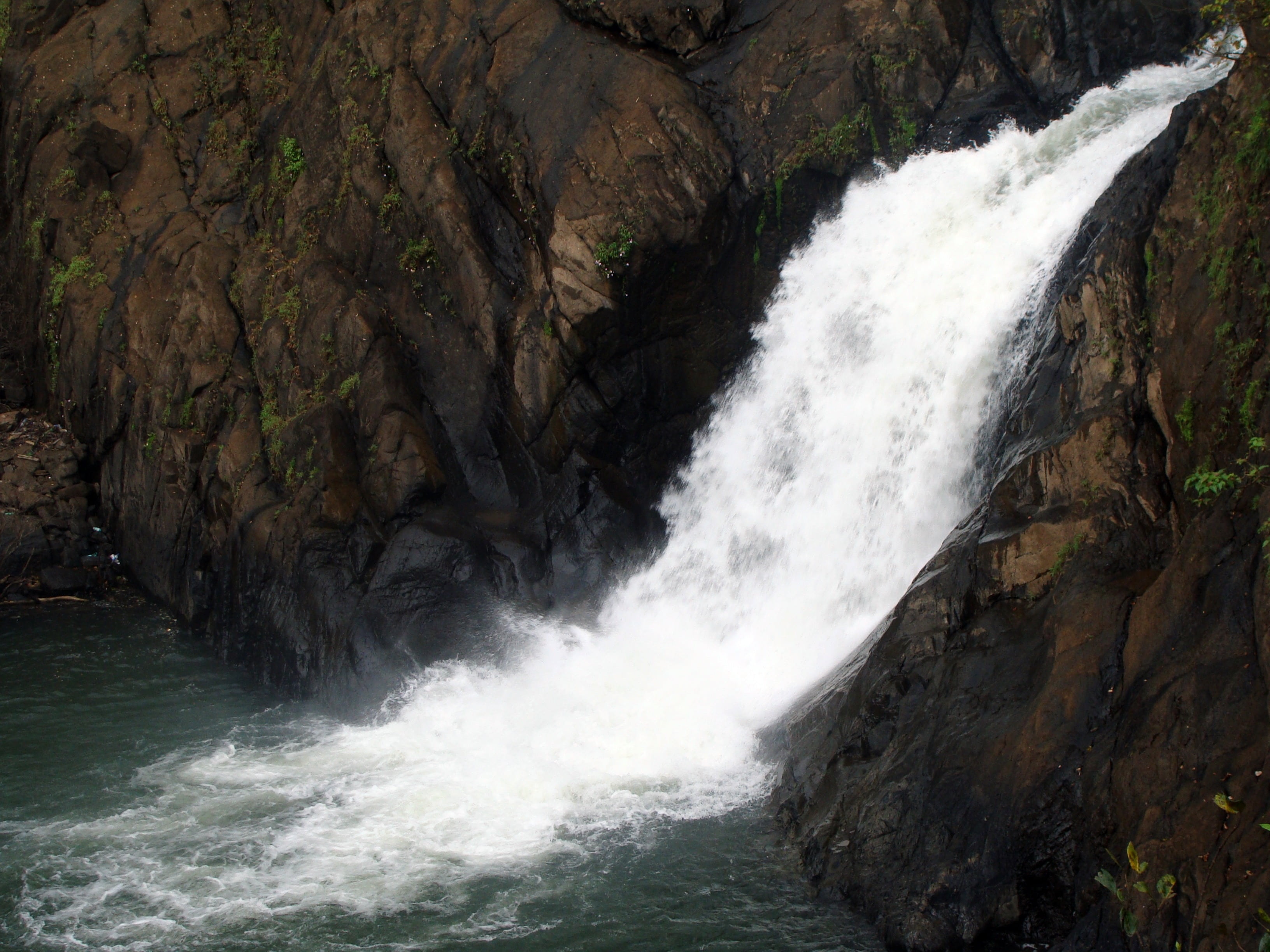 water, blurred motion, motion, flowing water, solid, power in nature, non-urban scene, 2K, rock, land, dudh sagar, scenics, india, waterfall, rock - Object, HD Wallpaper