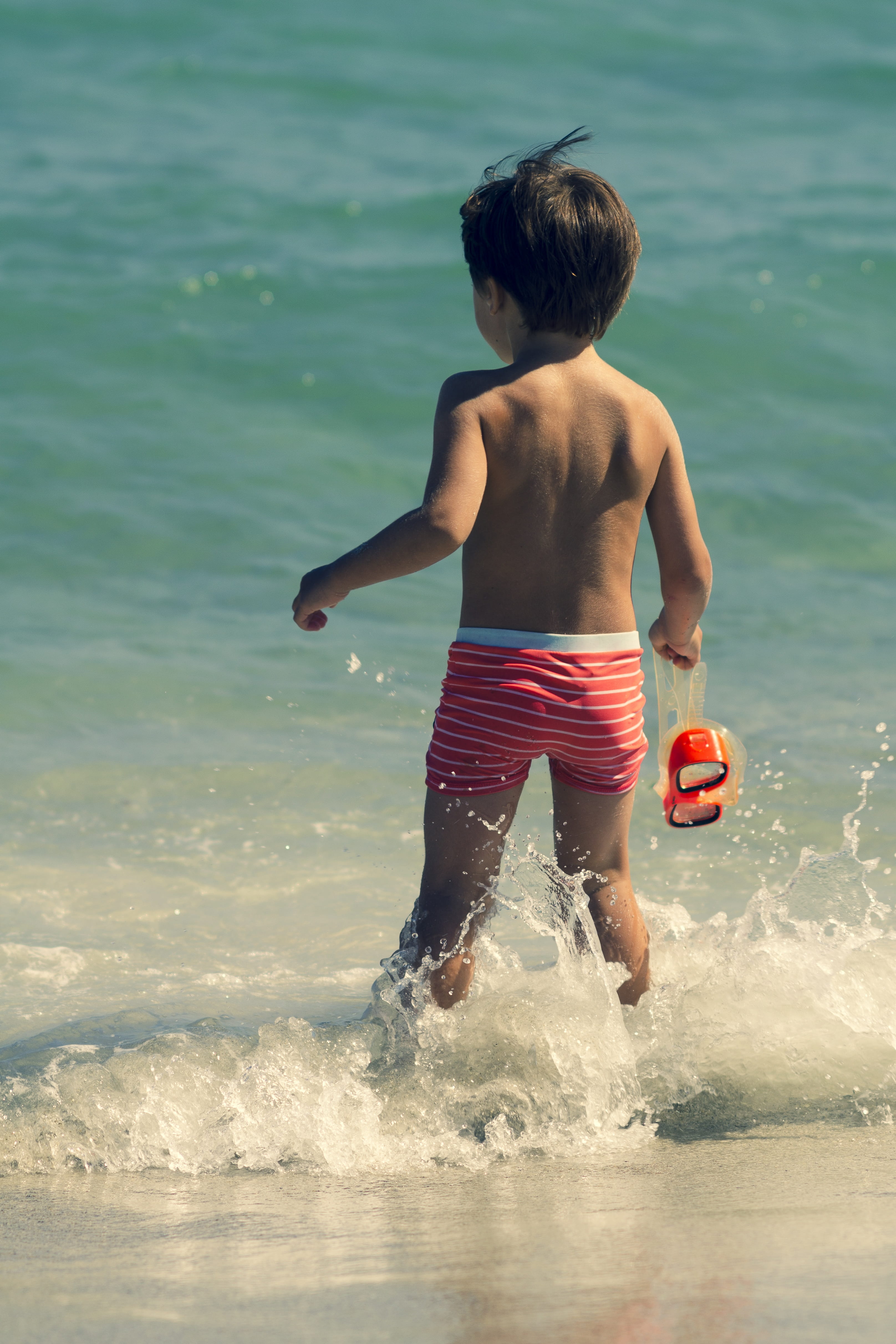 men, summer, motion, shorts, day, sea, lifestyles, people, light, boys, real people, child, family, leisure activity, challenge, males, water, beach, choice, Phone HD Wallpaper