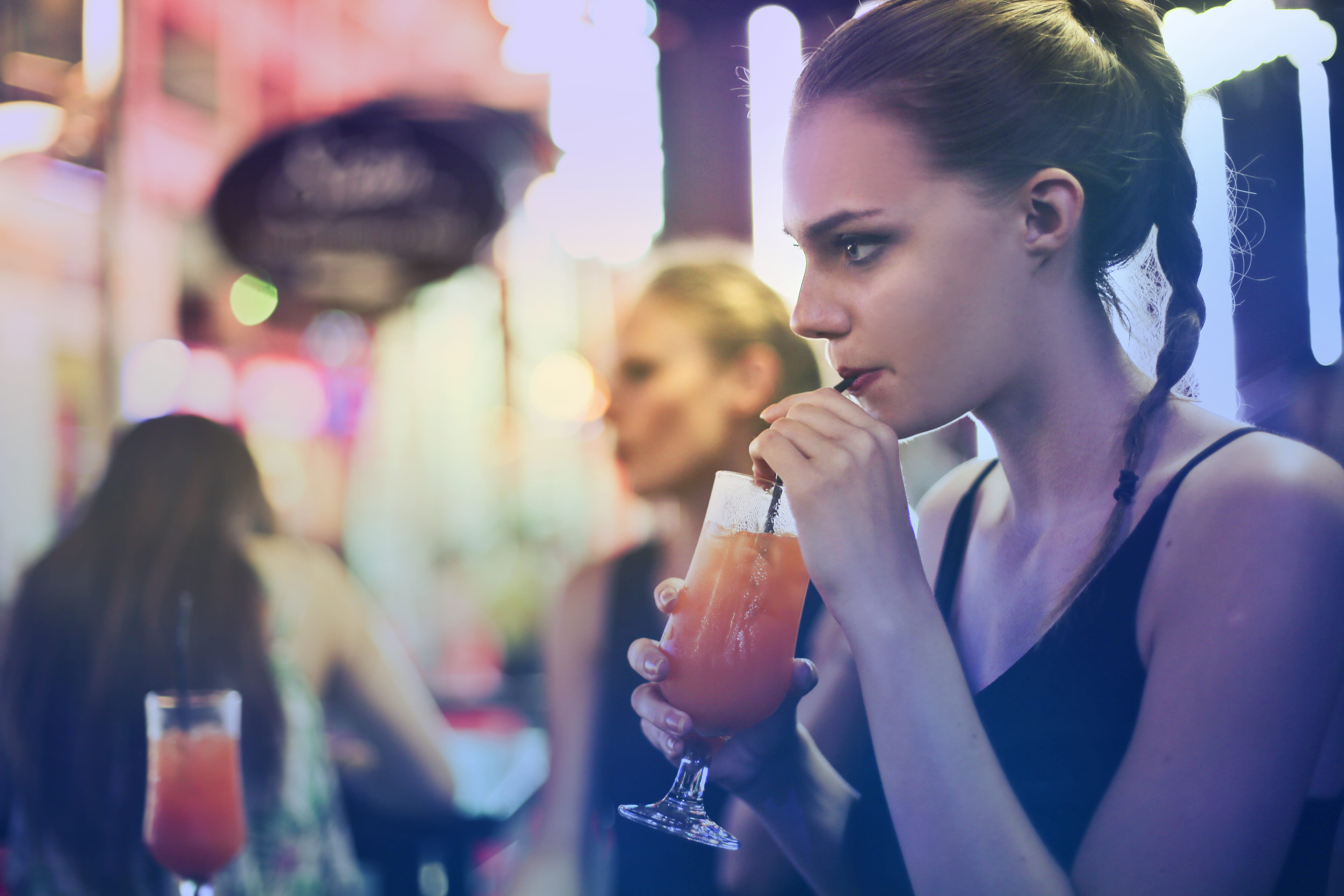 focus on foreground, wearing, girls, light, restaurant, nightlife, beautiful woman, people, women, sipping, straw, drinking glass, top, fashion, incidental people, HD Wallpaper