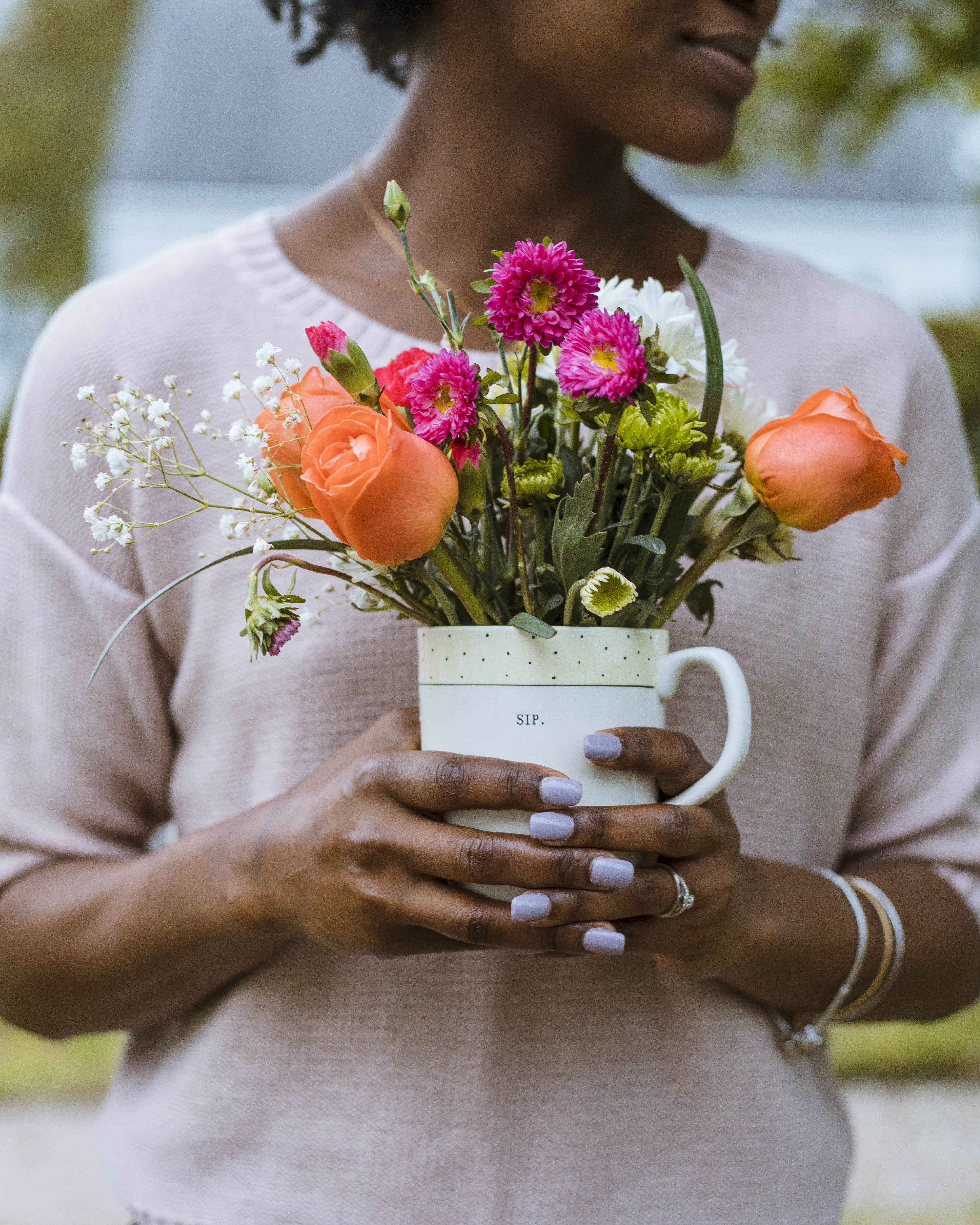 focus on foreground, one person, black woman, holding, vulnerability, tea cup, 4K, flower arrangement, sip, faceless, lifestyles, bouchet, women, nature, Phone HD Wallpaper