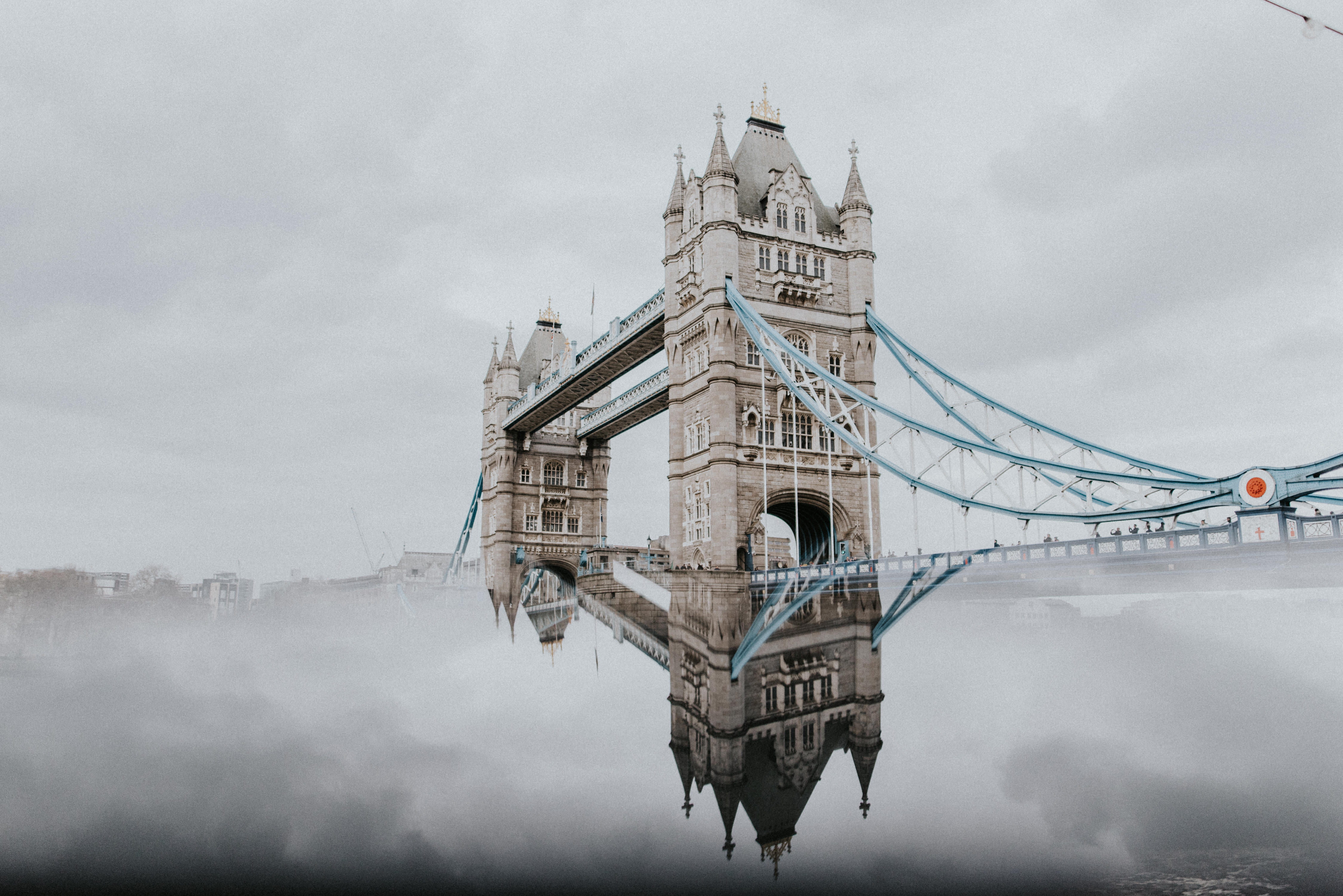 nature, built structure, overcast, mirror, icon, travel, ornate, england, sky, cloud, cloud - sky, fog, grey, incidental people, 4K, city, digital composite, HD Wallpaper