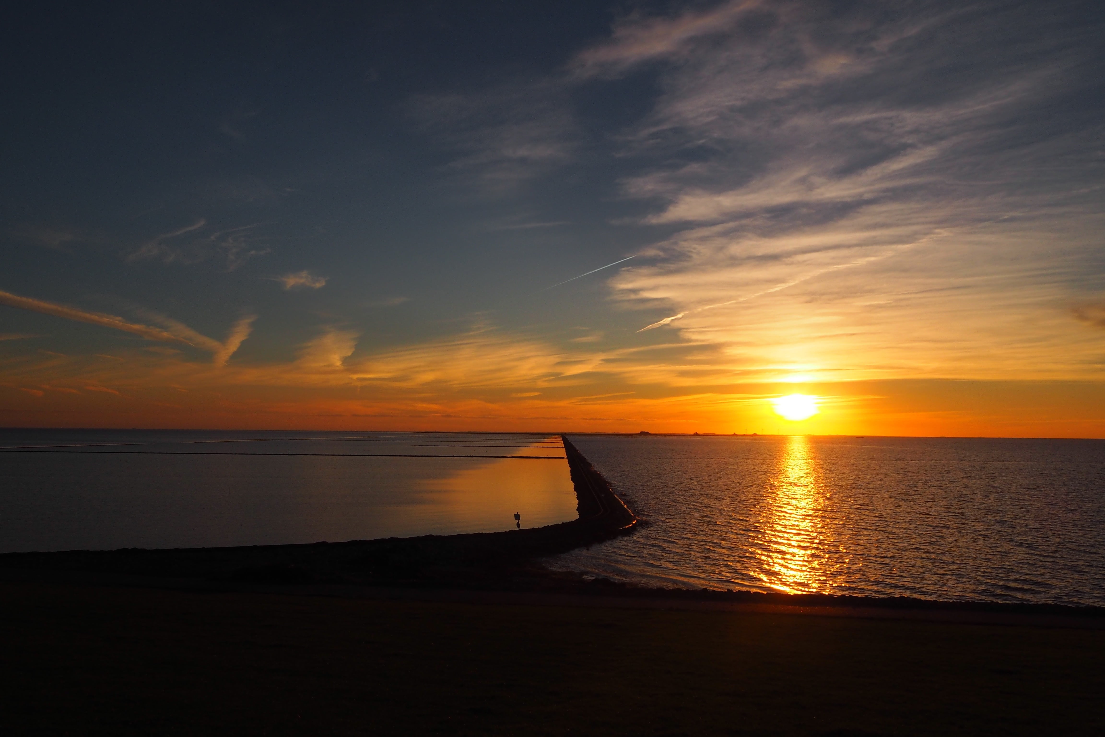 outdoors, scenics - nature, tranquility, tranquil scene, reflection, horizon, sun, sky, nature, sunset, 4K, beauty in nature, sea, horizon over water, HD Wallpaper