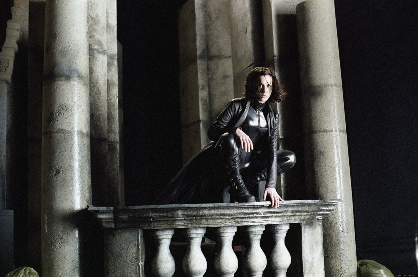 real people, coat, sitting, women, s, full length, building exterior, black color, Underworld: Evolution, young adult, 720P, architecture, Movie, casual clothing, HD Wallpaper