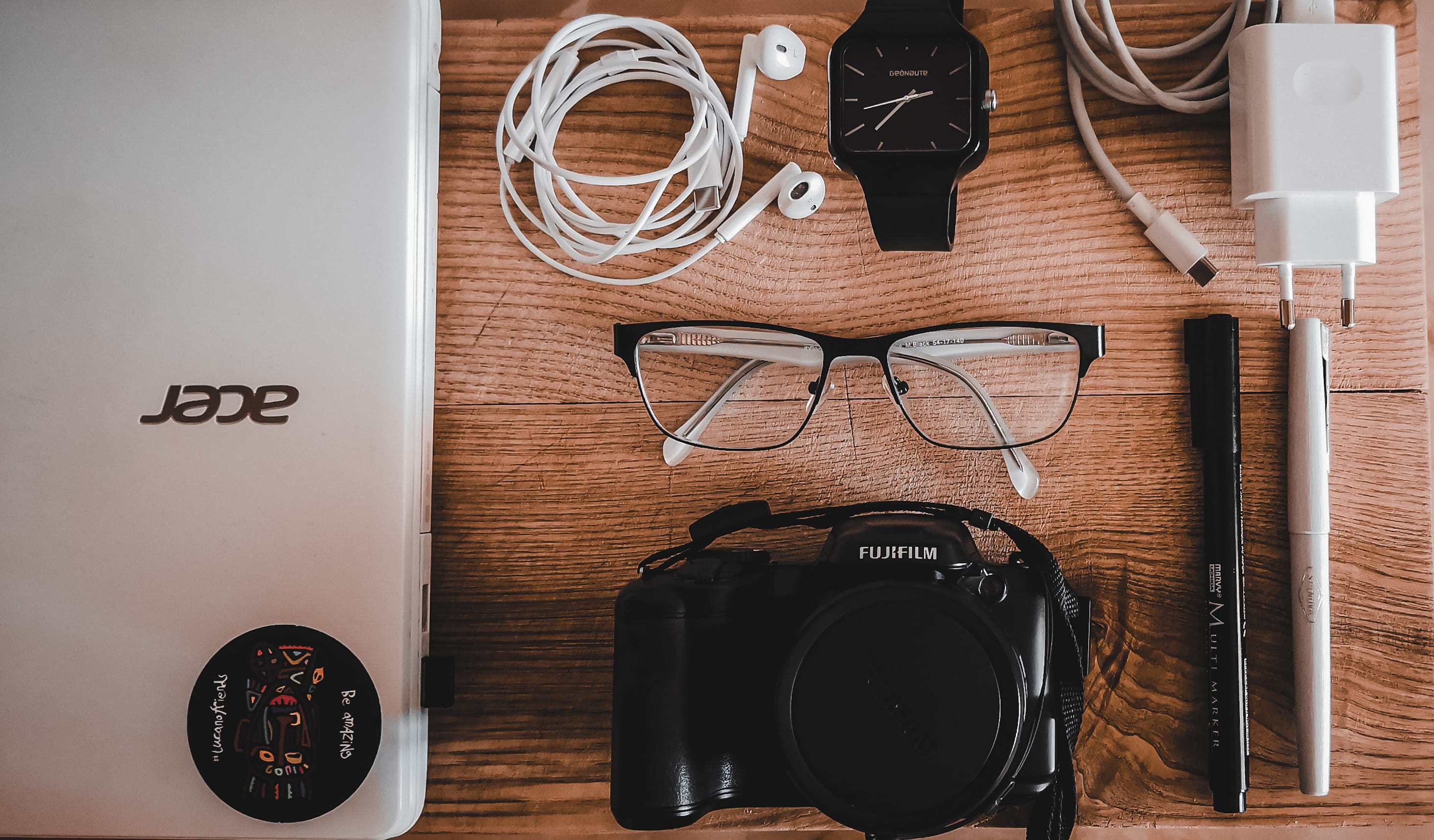 united states, brand, high angle view, technology, accessory, clean, still life, basic, glasses, communication, accessories, indoors, camera, wood, close-up, HD Wallpaper