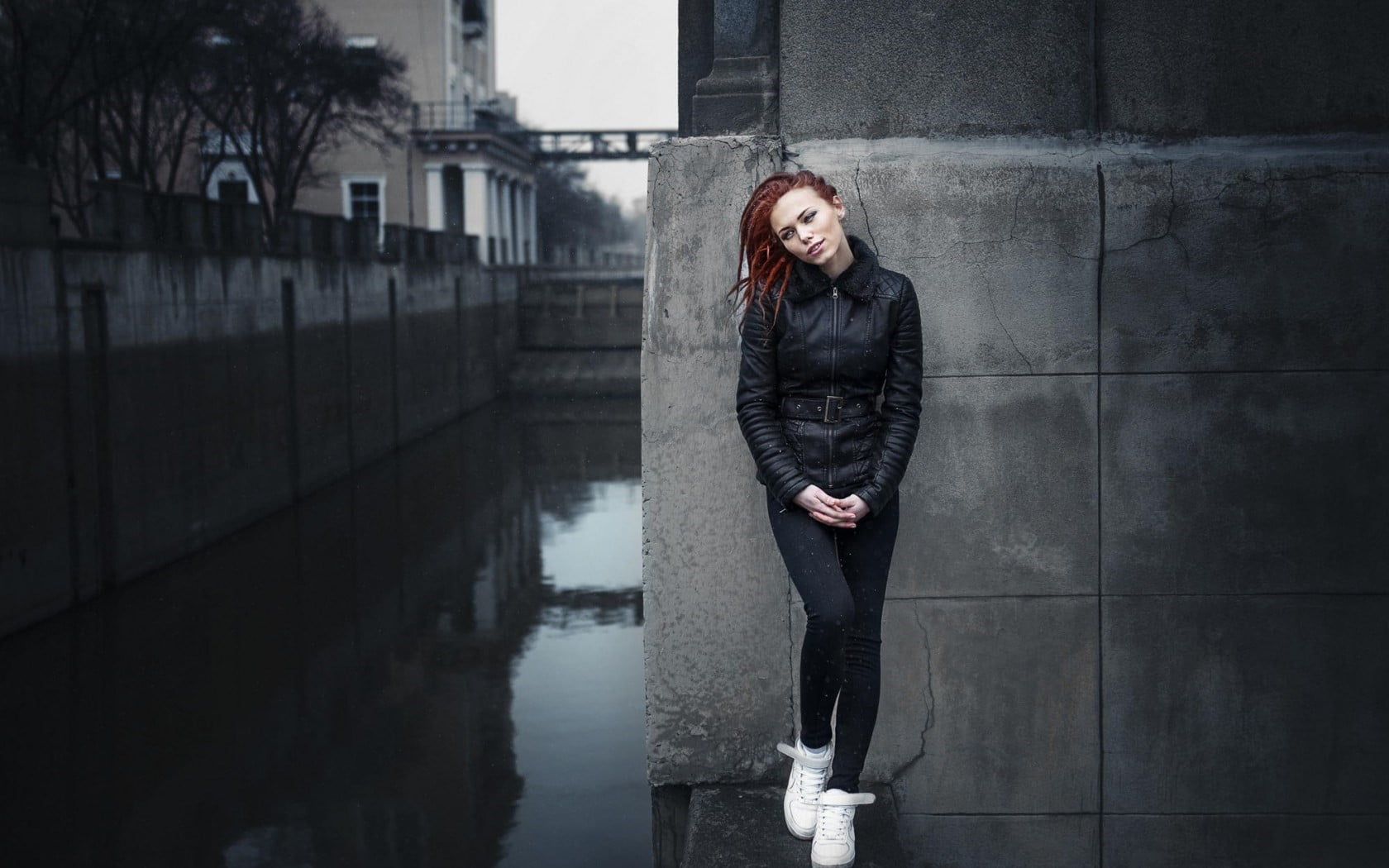 young adult, beauty, jacket, s, standing, black, leather, portrait, front view, real people, building exterior, architecture, adult, 720P, looking at camera, HD Wallpaper
