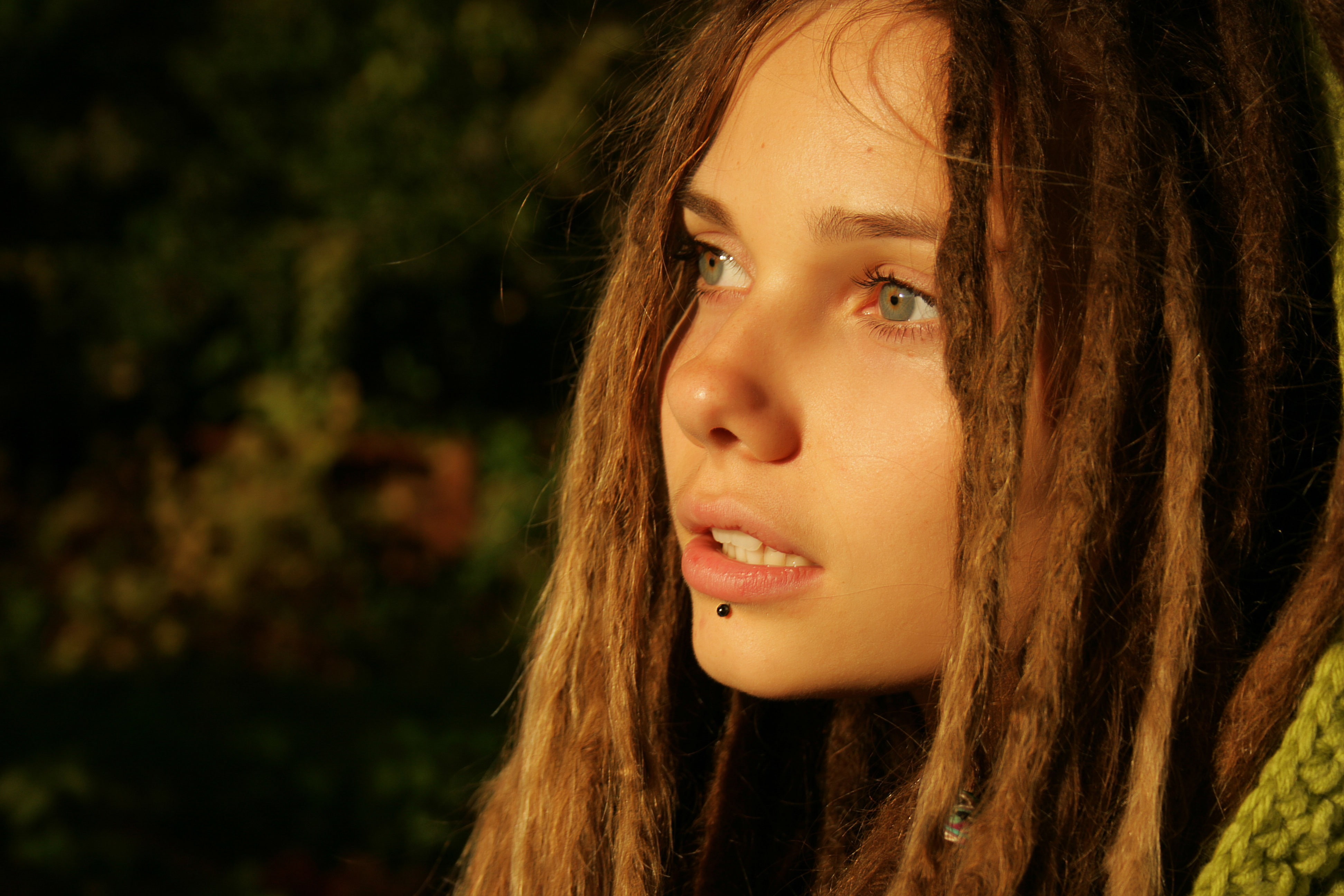 contemplation, 4K, focus on foreground, brown hair, young women, nature, tree, looking, looking away, dreadlocks, long hair, women, teenager, beautiful woman, HD Wallpaper