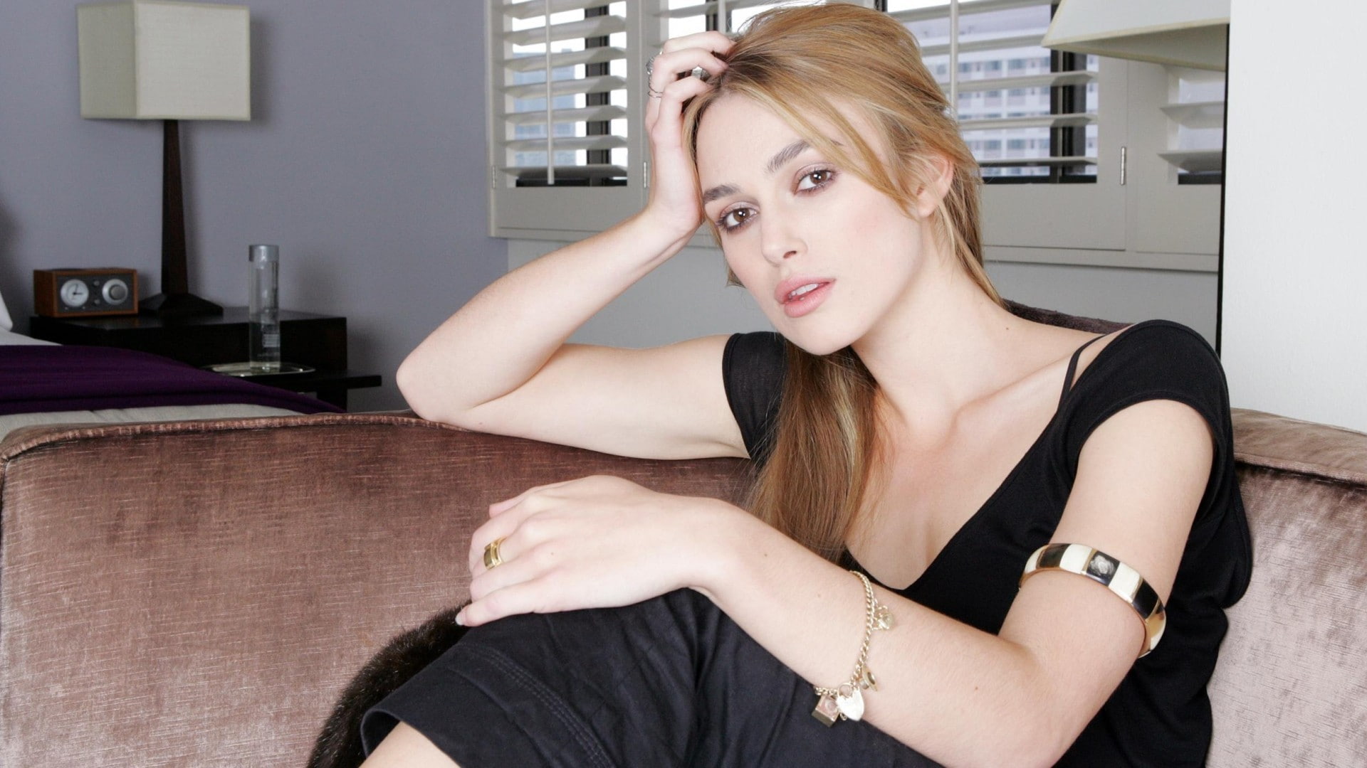 actress, one person, sofa, 1080P, face, sitting, blond hair, adult, hairstyle, celebrity, young adult, depression - sadness, beauty, beautiful woman, hair, HD Wallpaper