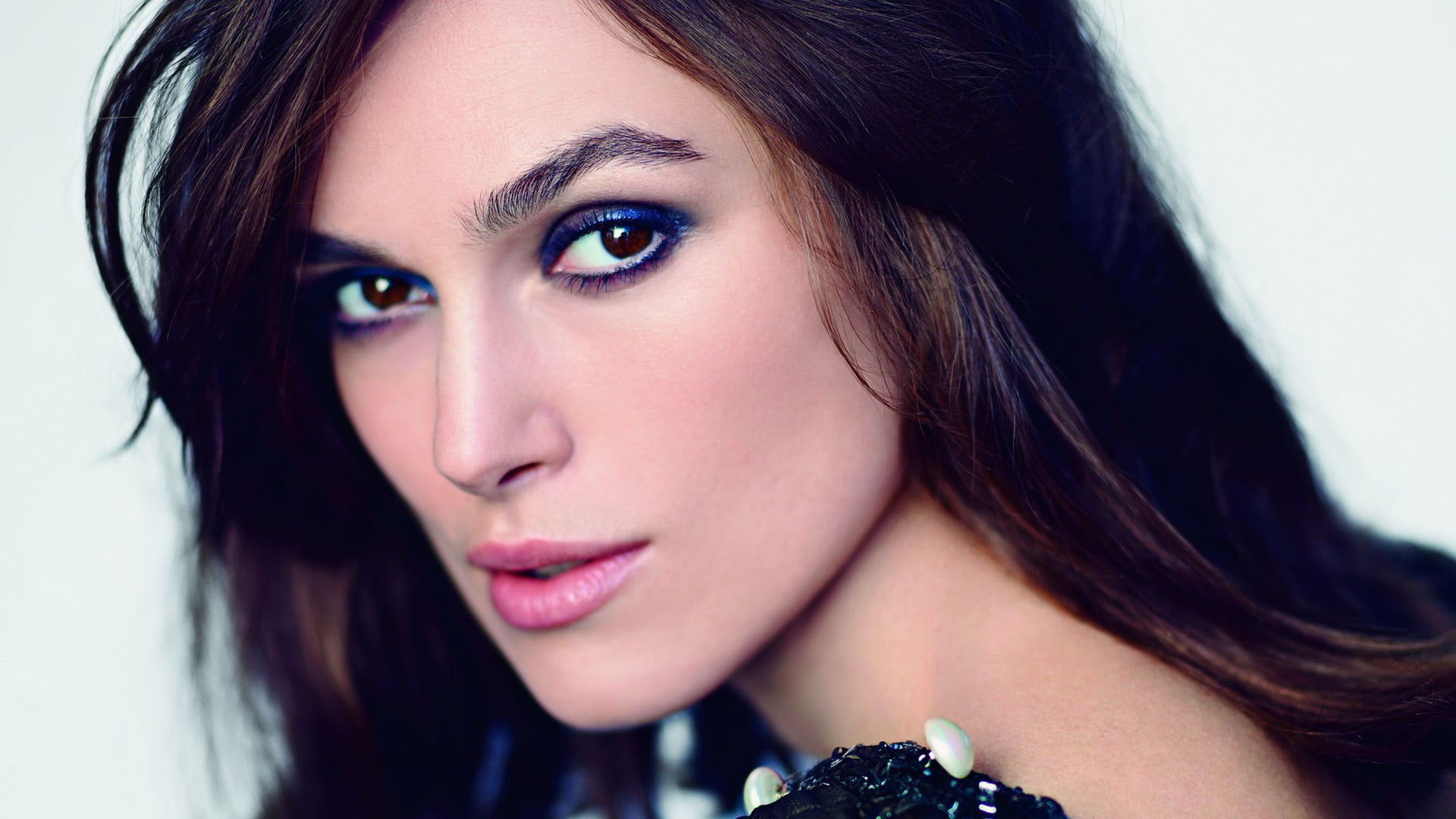beauty, long hair, 1080P, brunette, one person, indoors, glamour, Keira Knightley, make-up, hair, hairstyle, beautiful people, brown eyes, body part, close-up, HD Wallpaper