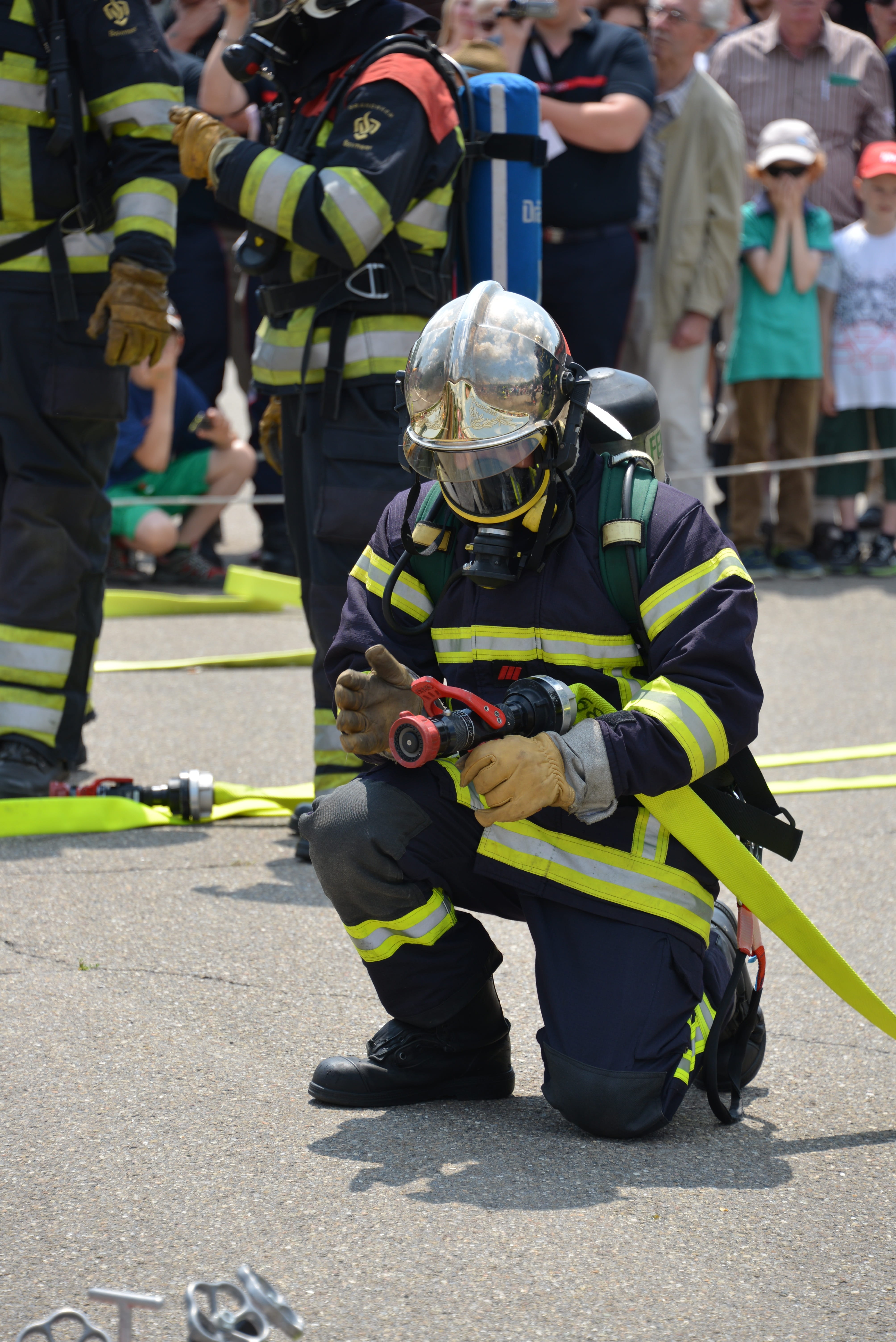gas mask, feuerloeschuebung, responsibility, rescue worker, firefighters, delete, person, helm, fire delete, breathing apparatus, clothing, security, respiratory protection, Phone HD Wallpaper