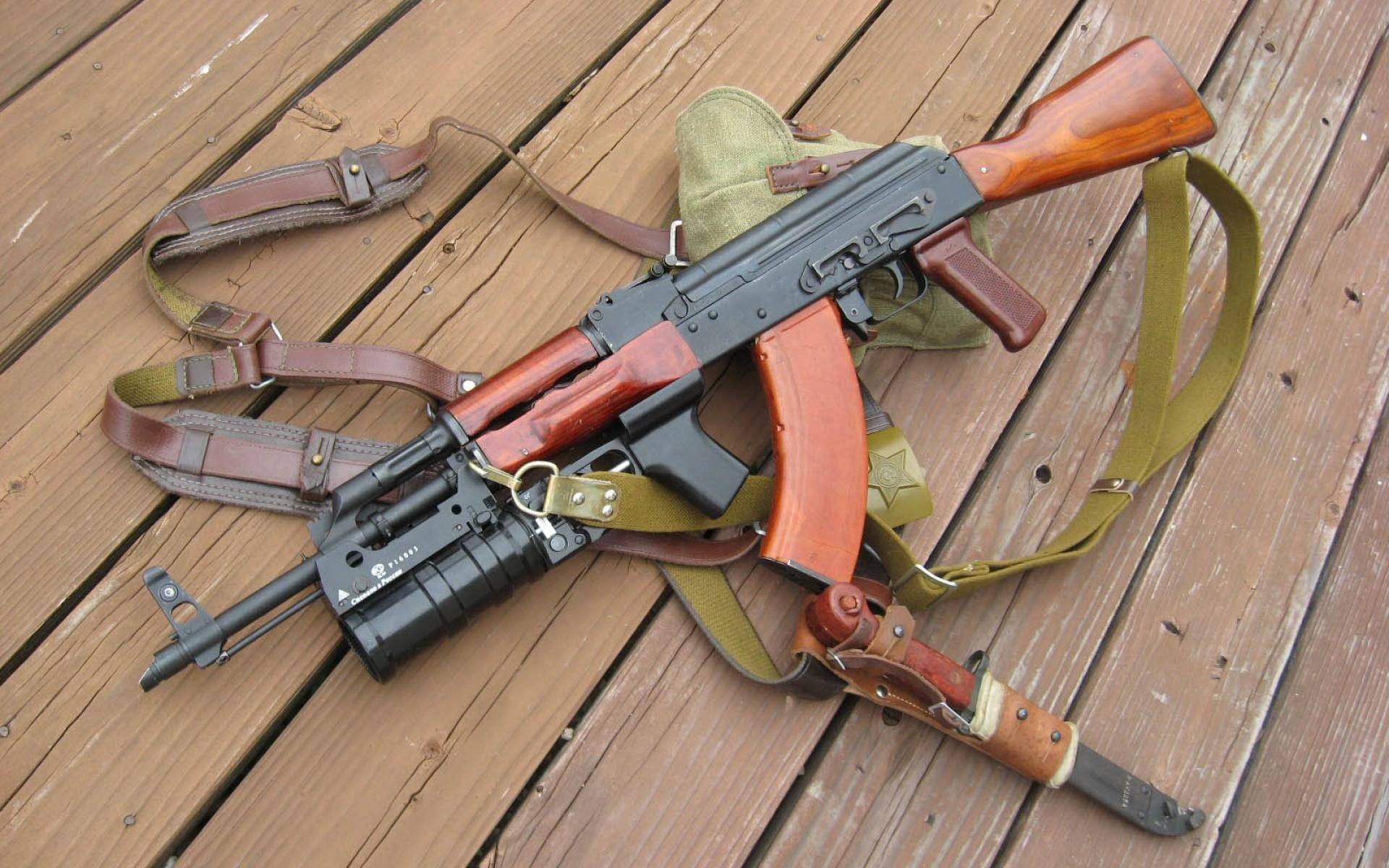 aiming, indoors, knife - weapon, ammunition, violence, hunting, target shooting, bayonet, bullet, machine gun, Board, army, brown, no People, black, war, HD Wallpaper