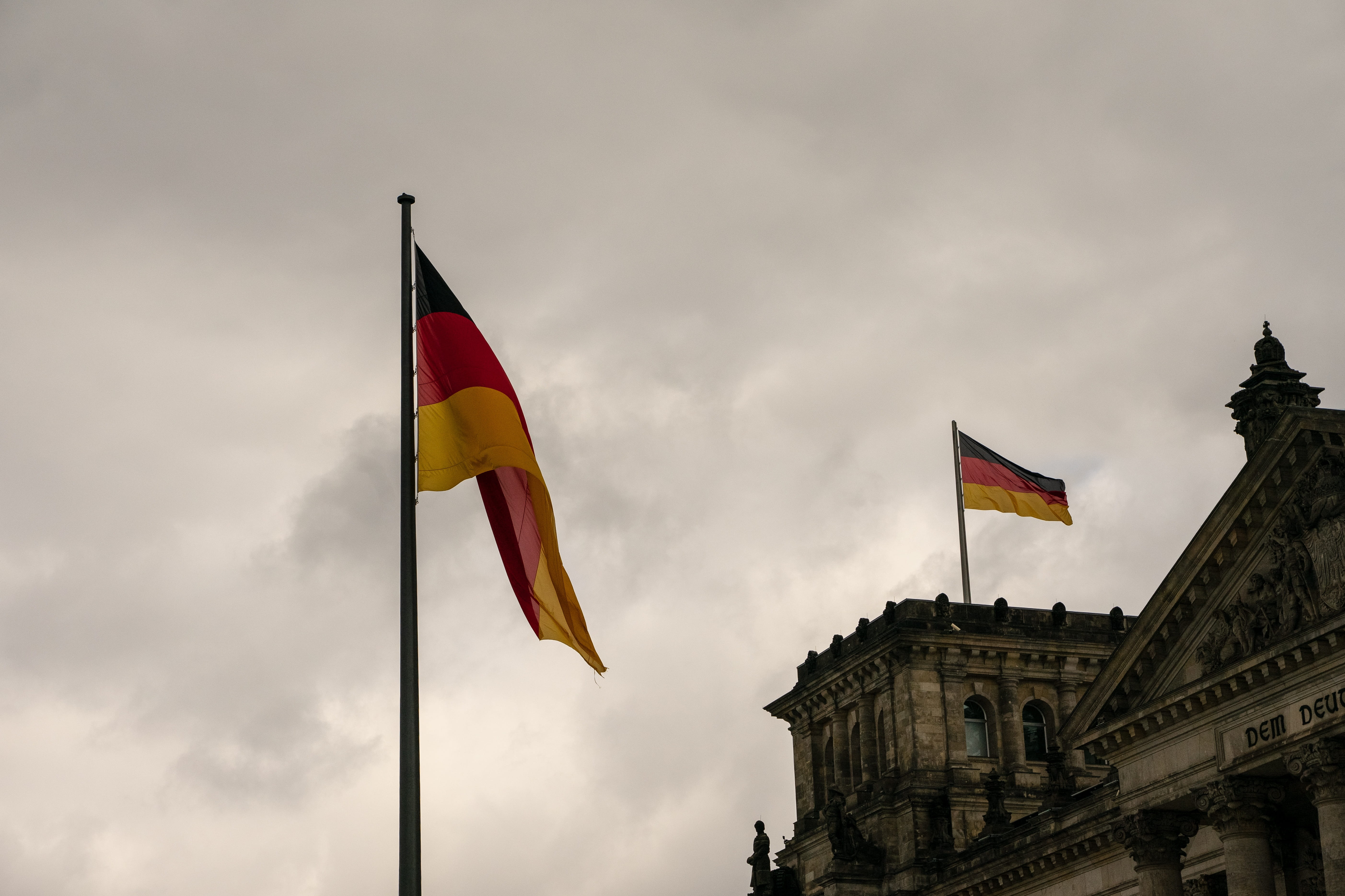 5K, landmark, architecture, city, german, independence, government district, reichstag, flag, national icon, history, outdoors, house facade, government buildings, HD Wallpaper