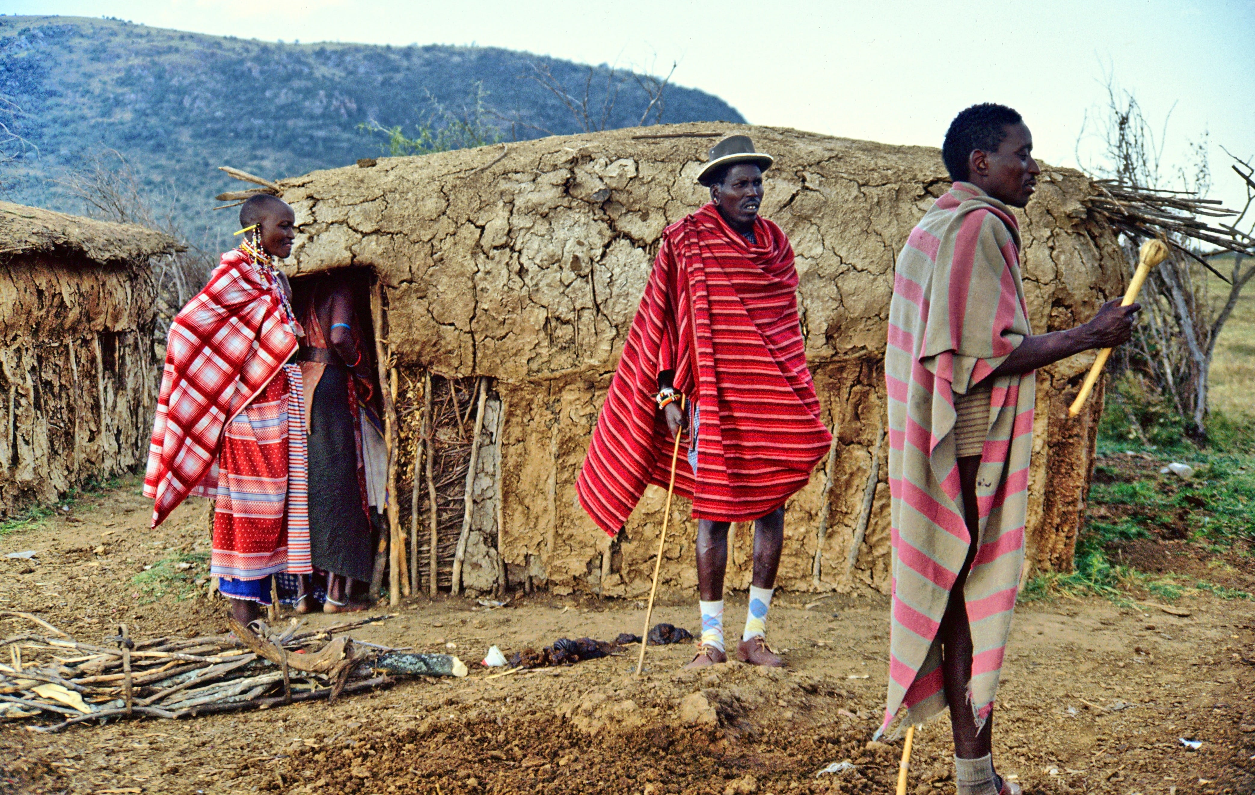 africa, rear view, group of people, outdoors, full length, males, real people, landscape, togetherness, tribe, people, kenya, daytime, land, nature, standing, HD Wallpaper