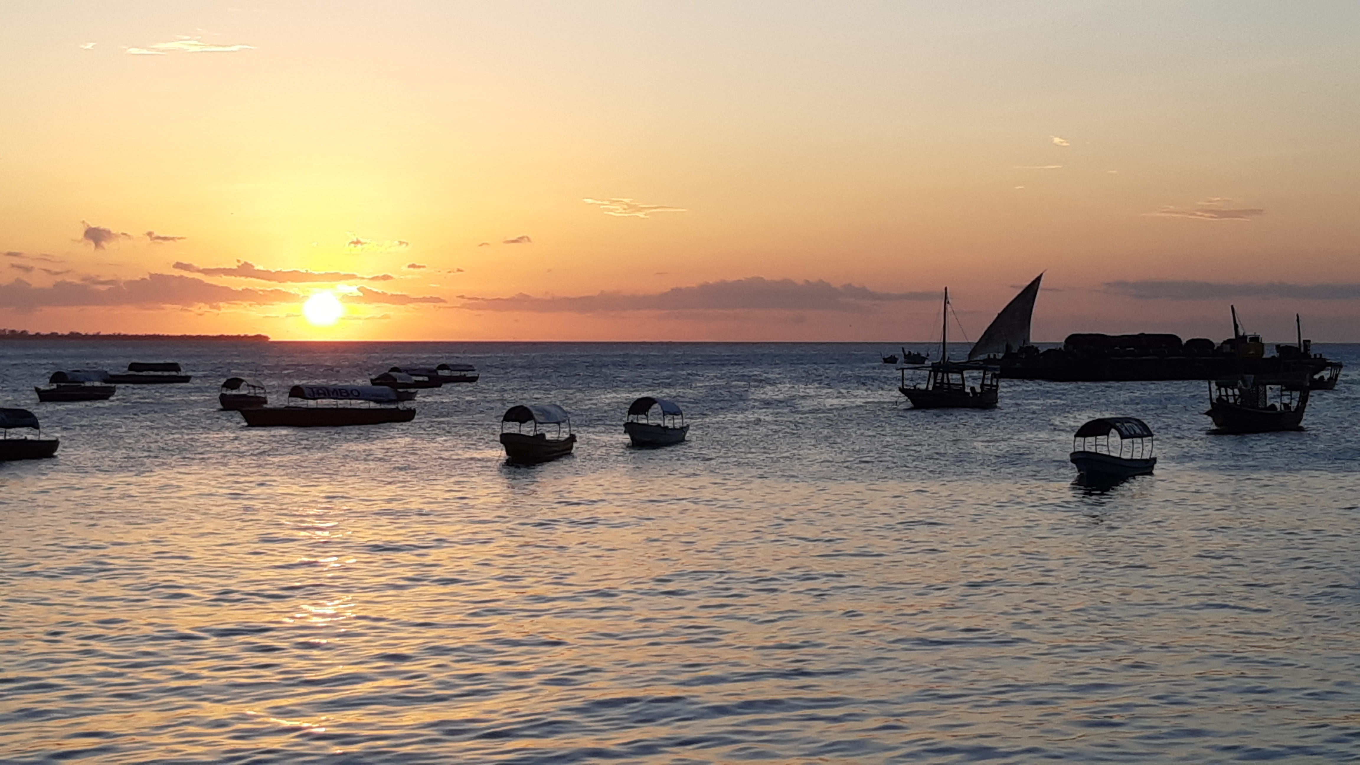 sun, mode of transportation, beauty in nature, outdoors, 4K, nature, water, boats, sunlight, sky, tranquil scene, no people, sea, horizon, tranquility, HD Wallpaper