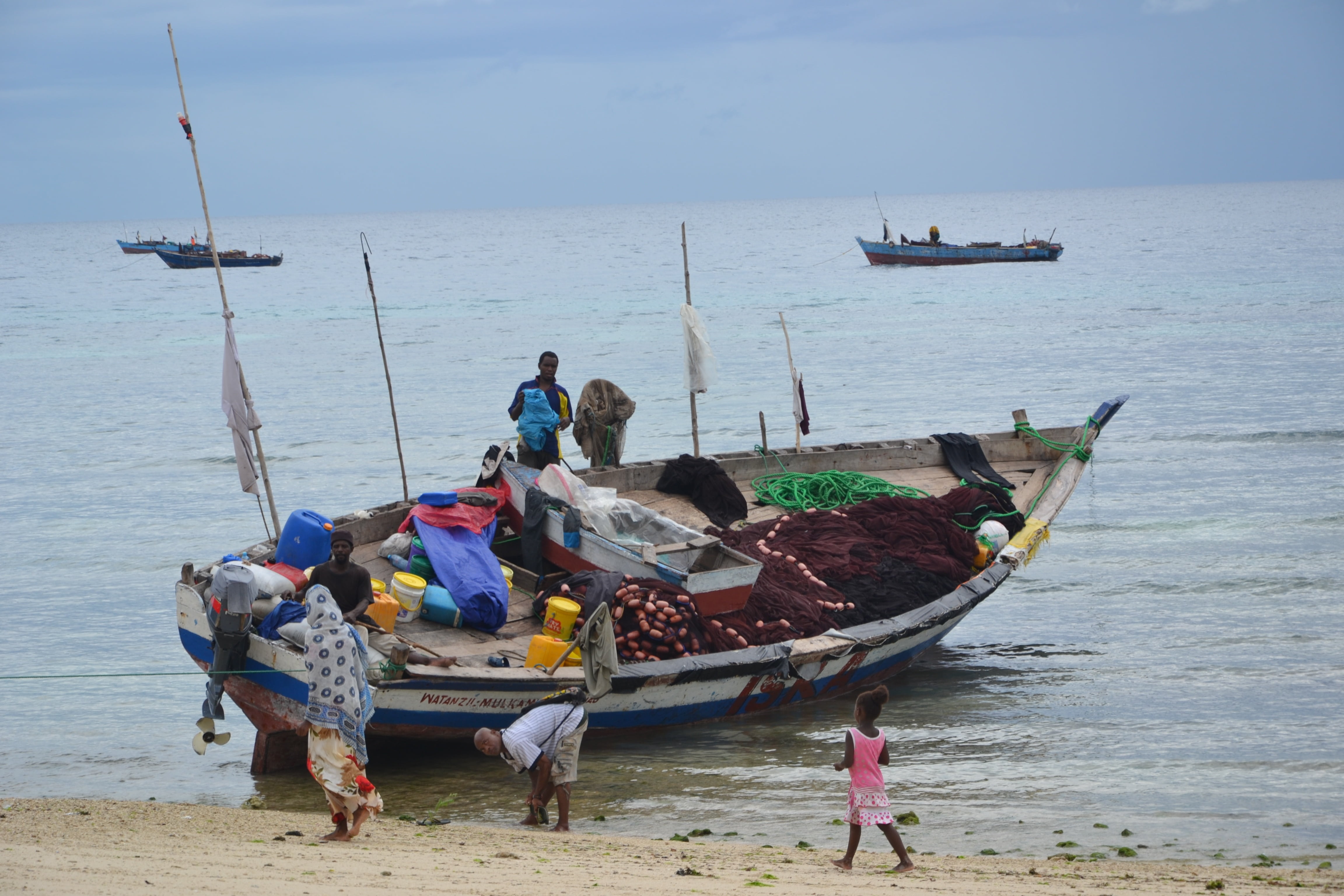 fishing boat, real people, nature, transportation, moored, fisherman, boot, zanzibar, mode of transportation, group of people, sky, day, fishing industry, HD Wallpaper