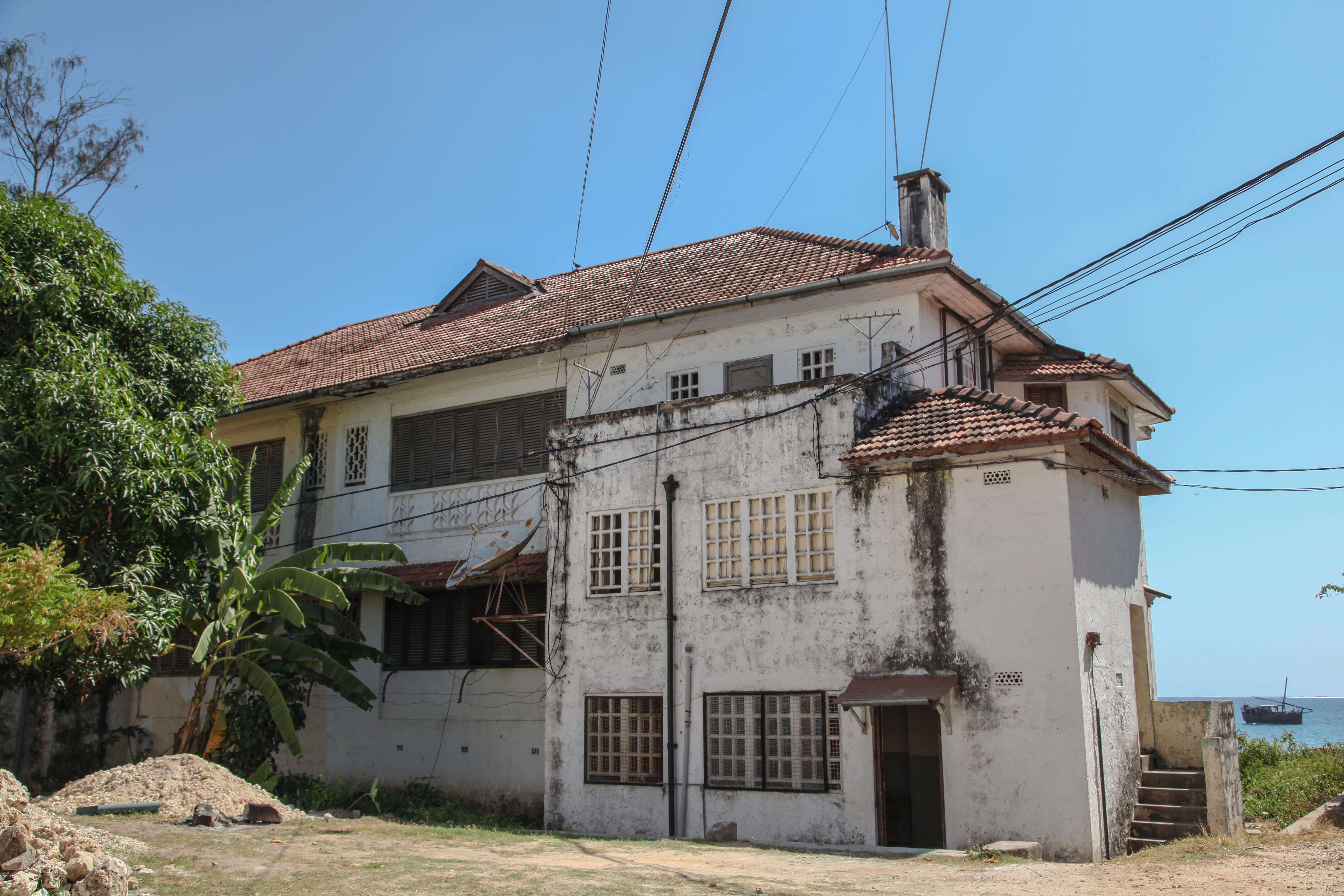 tanzania, zanzibar, house, sky, island, tree, 5K, power line, window, electricity, cable, stonetown, nature, power supply, architecture, plant, canonphoto, HD Wallpaper