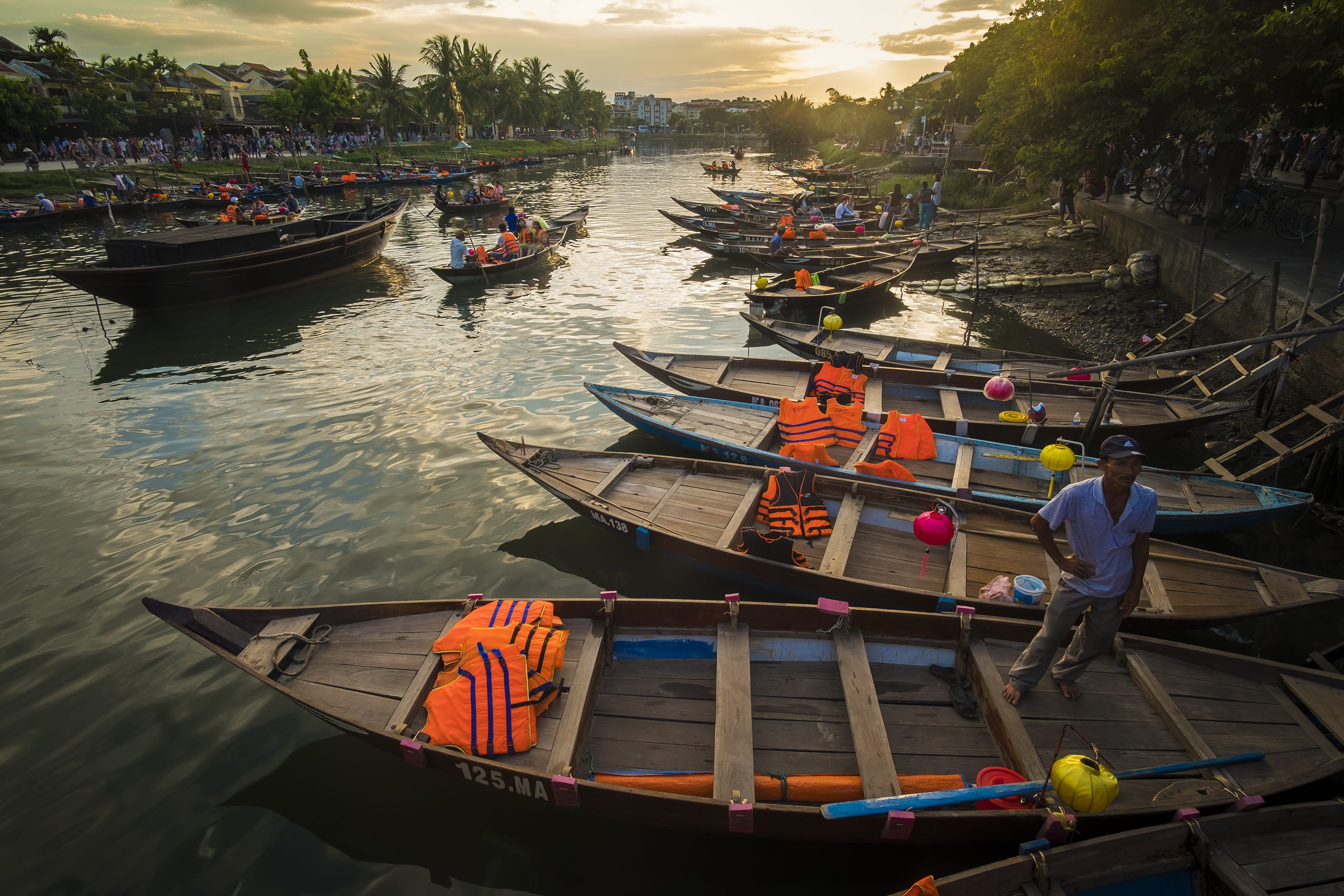 day, hoian, fishermen, real people, 2K, asia, reflections, travel, twilight, waterfront, rowboat, lagoon, moored, colors, occupation, nautical vessel, HD Wallpaper