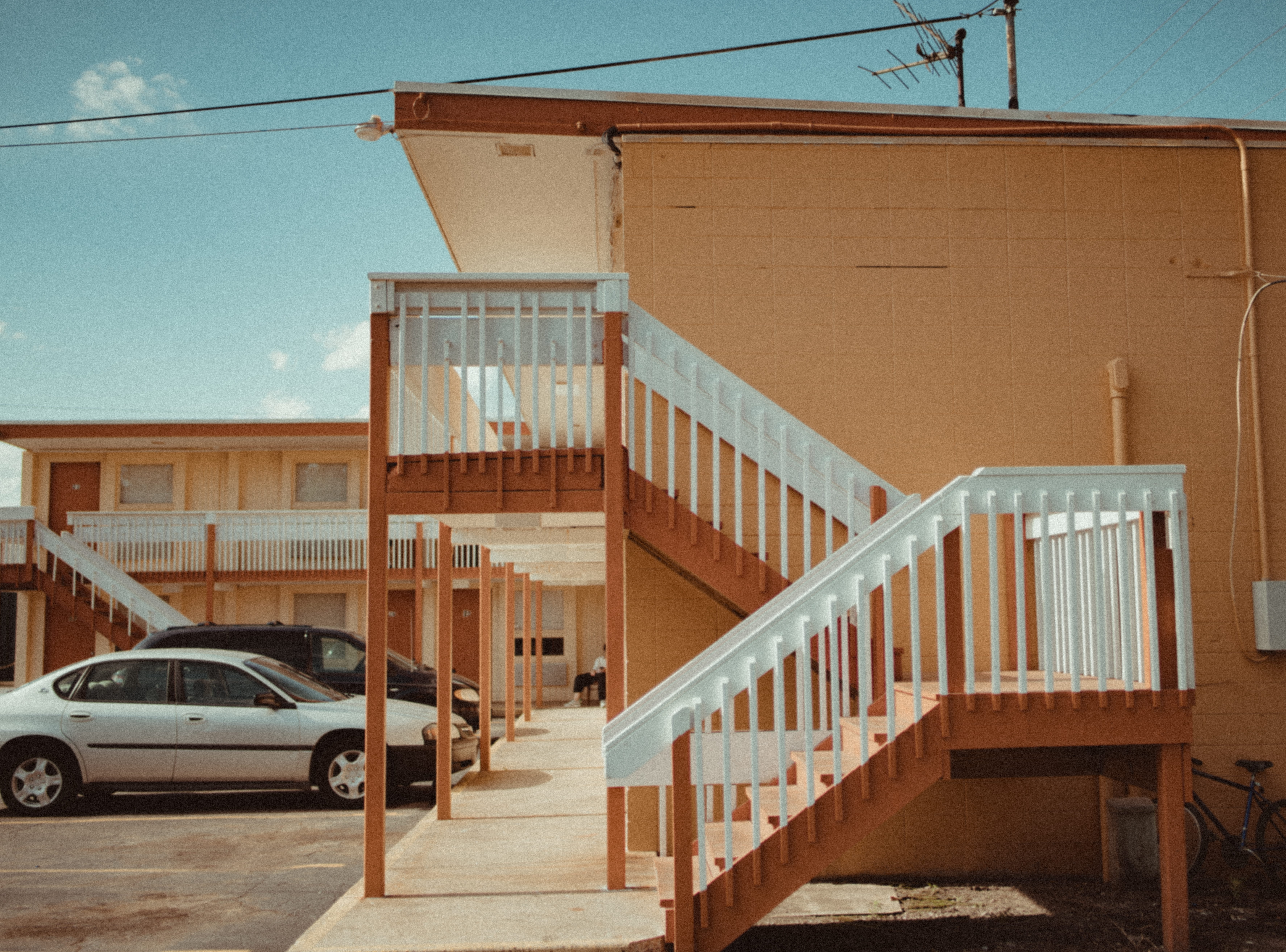 built structure, railing, staircase, motel, sky, establishment, city, cars, building exterior, hotel, front, house, outskirt, parked, vehicles, day, old fashioned, HD Wallpaper