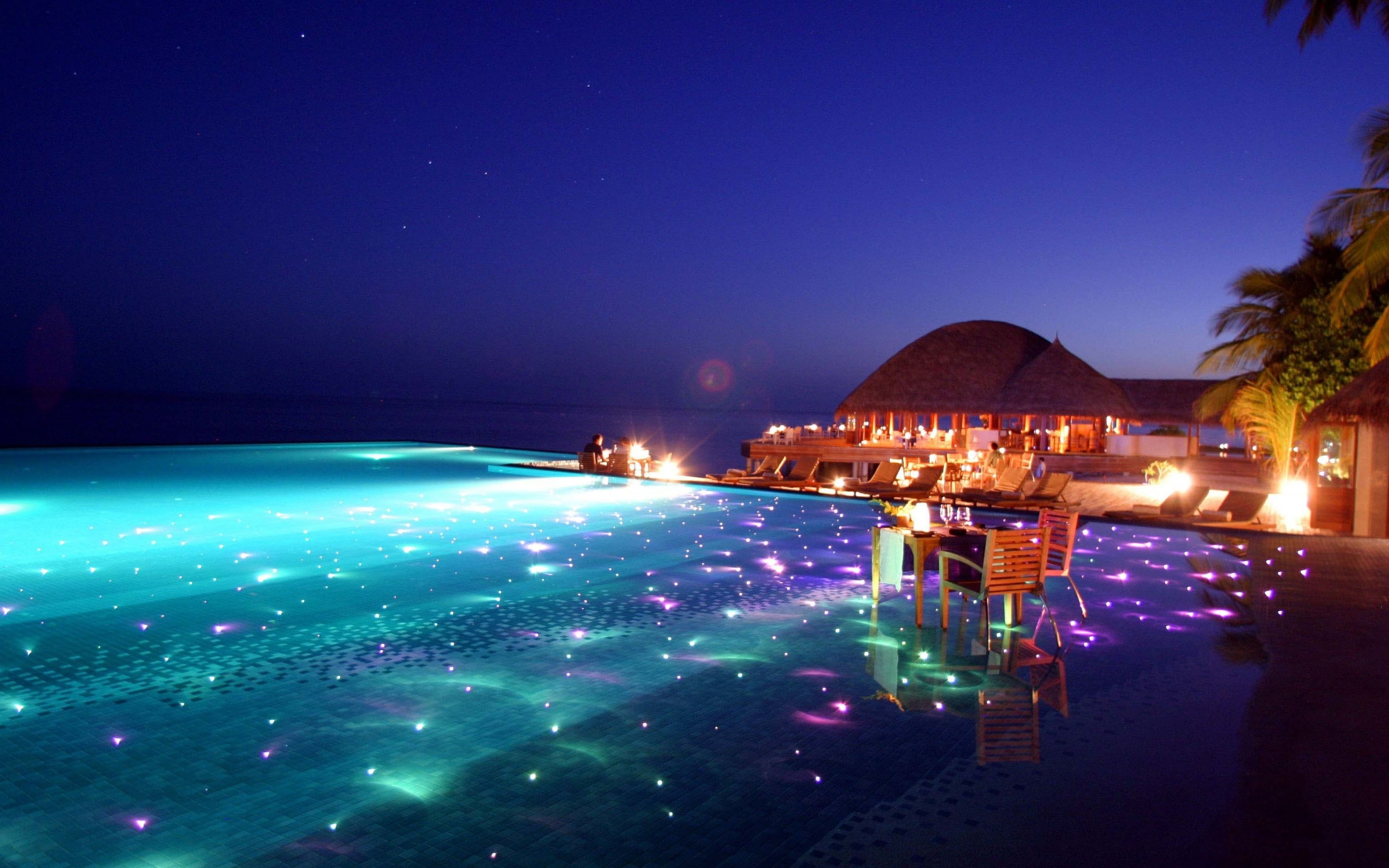 water, swimming pool, 2K, hotel, beach, chair, hut, glowing, sky, Maldives, HD Wallpaper