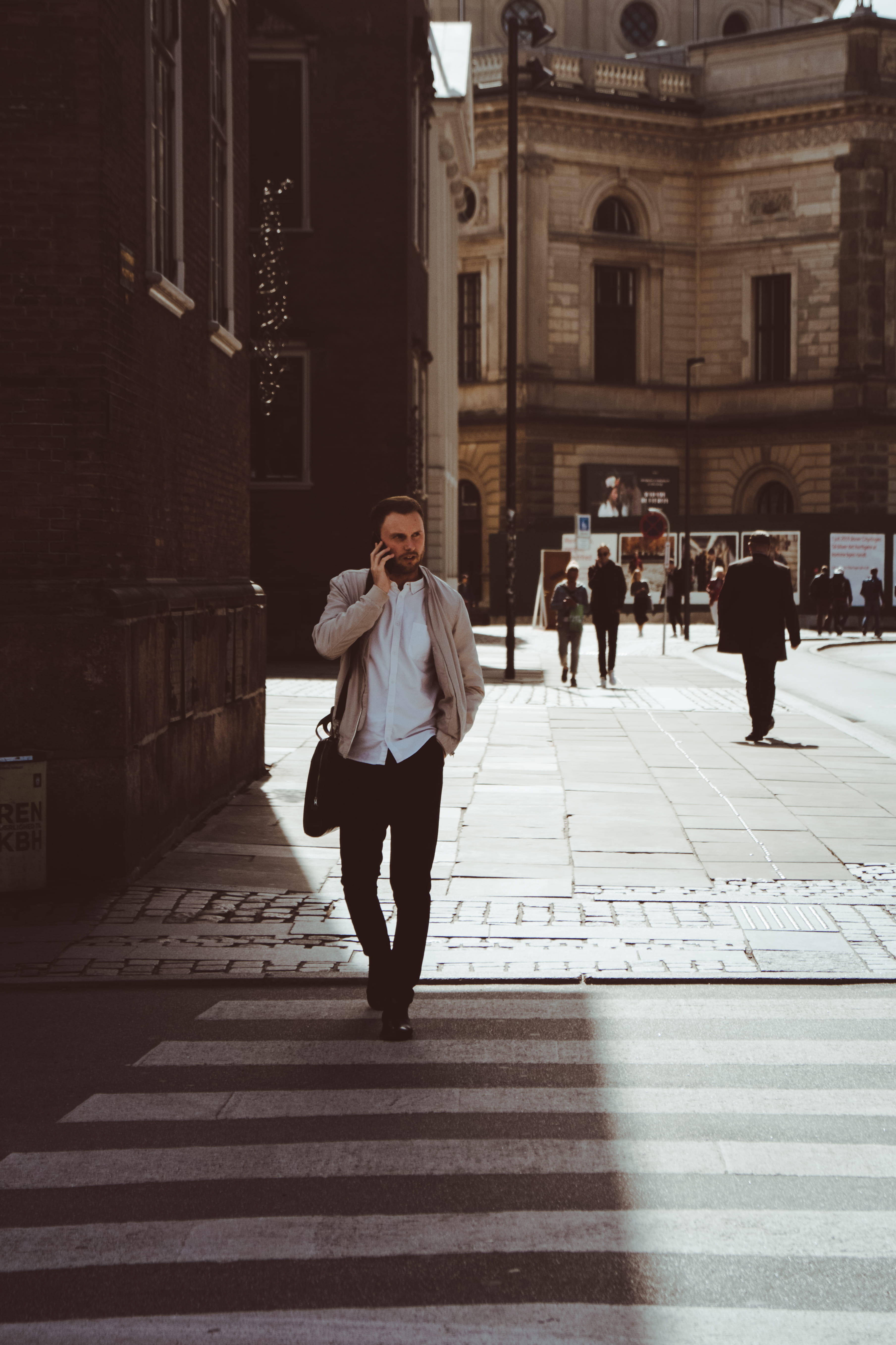 5K, crosswalk, sunlight, architecture, urban photography, tower, calling, street crossing, lifestyles, real people, built structure, crossing, streetphotography, Phone HD Wallpaper