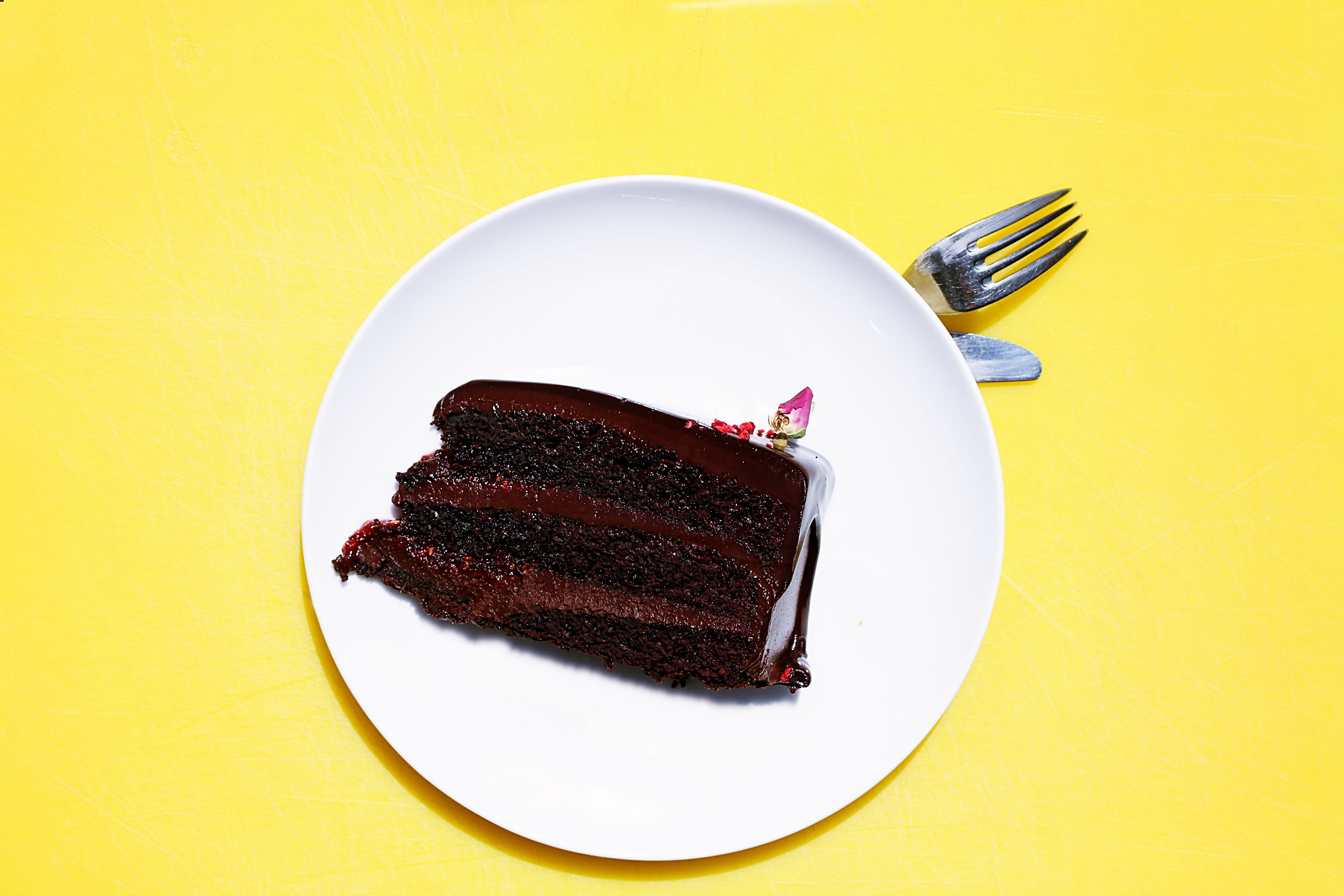 table knife, studio shot, round, sweet, food, photo, yellow, dessert, unhealthy eating, close, yellow background, silverware, icing, knife, chocolate, sweet food, HD Wallpaper