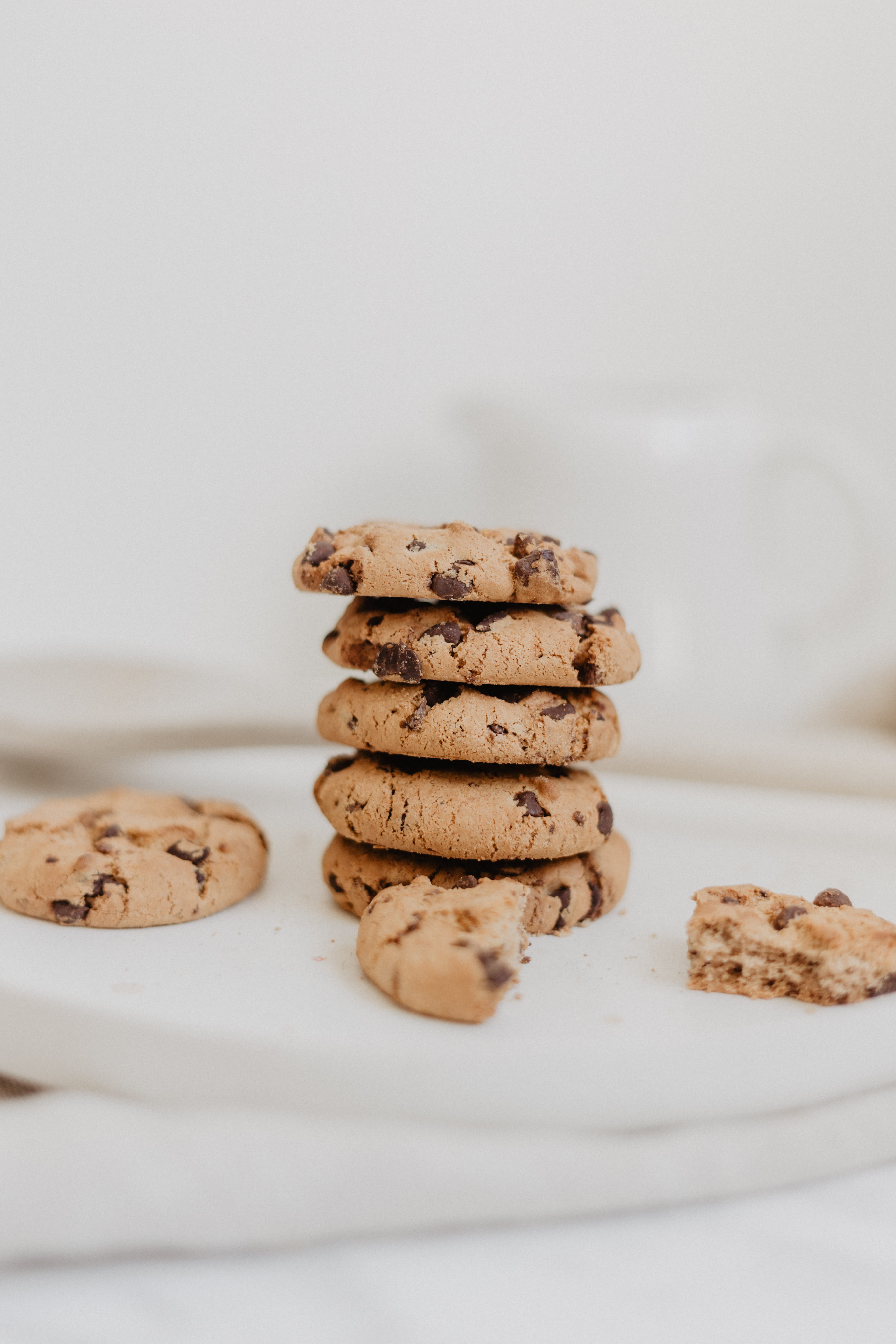 baked, copy space, cookies, comfort food, temptation, yummy, seasoning, cracker, coffee cup, food, bakery, chocolate, freshness, food and drink, dessert, Phone HD Wallpaper