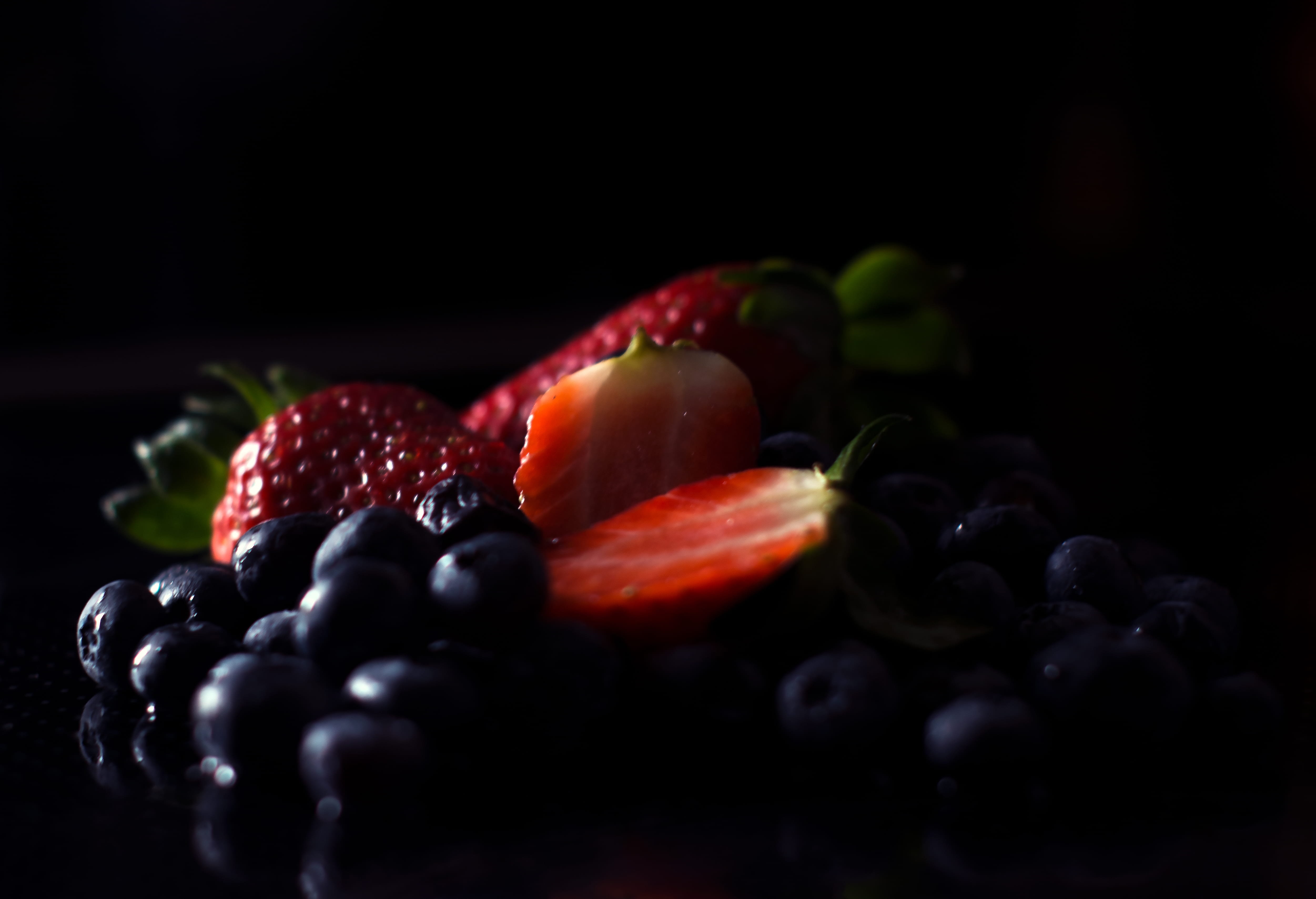 huckleberries, strawberries, 4K, dessert, studio shot, close-up, fruits, fresh, wellbeing, black background, blackberry - fruit, food and drink, freshness, HD Wallpaper