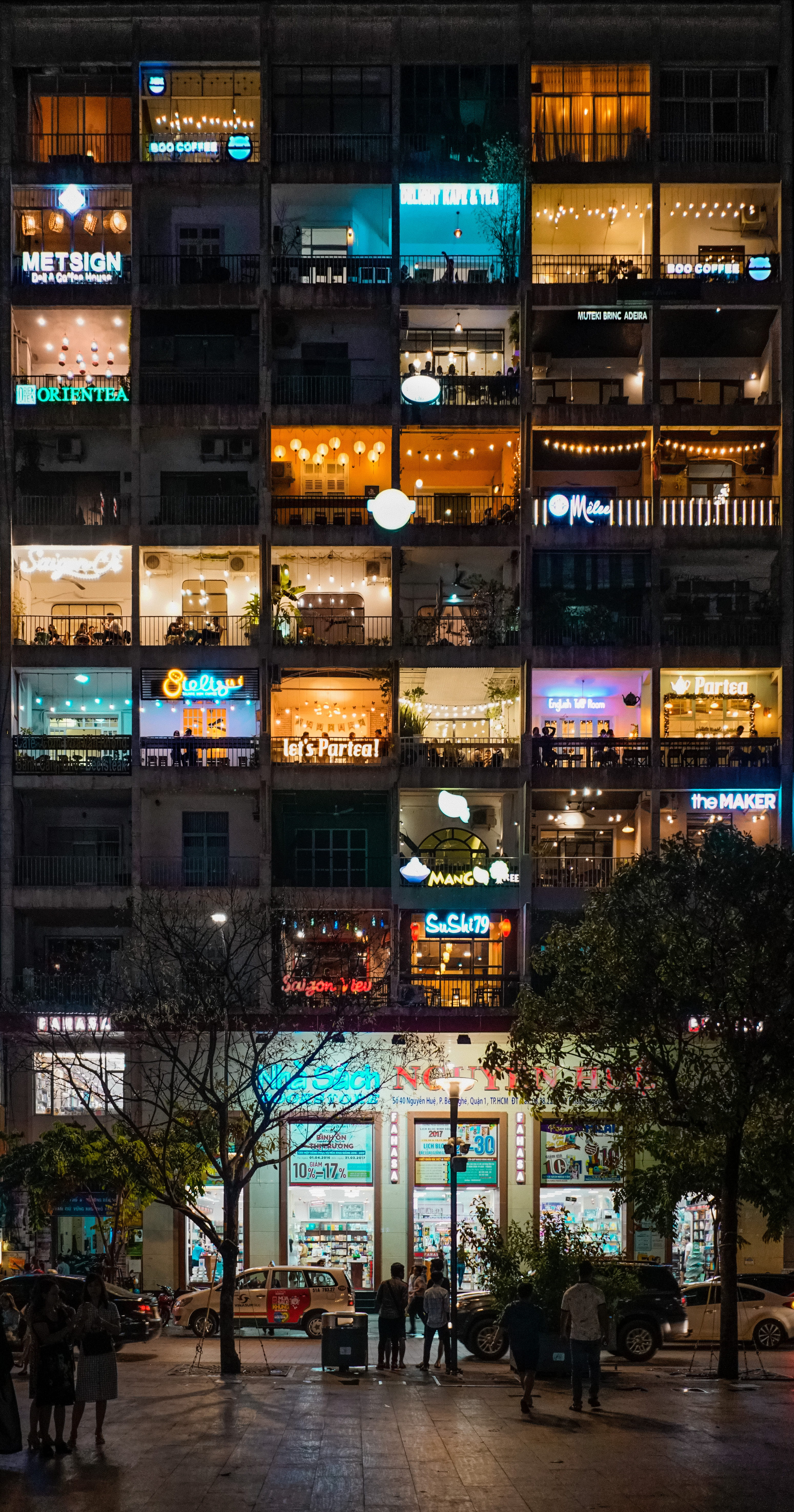 android, outdoors, road, city night, people, streetlight, built structure, lightbulb, architecture, near, incidental people, mode of transportation, Phone HD Wallpaper