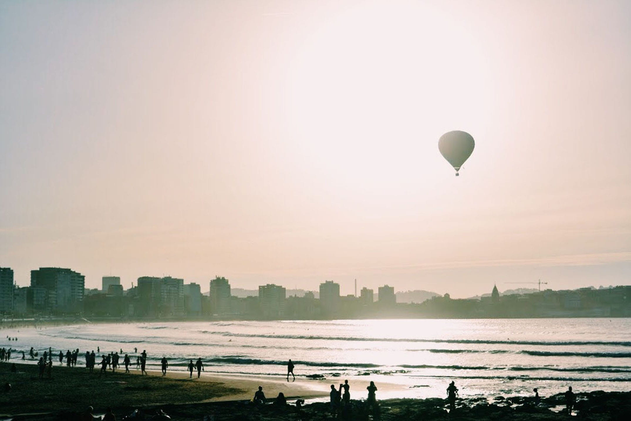 sunset, sea, outdoors, citylife, hotairballon, city, skyscraper, air vehicle, mode of transportation, 1080P, balloon, transportation, building exterior, HD Wallpaper
