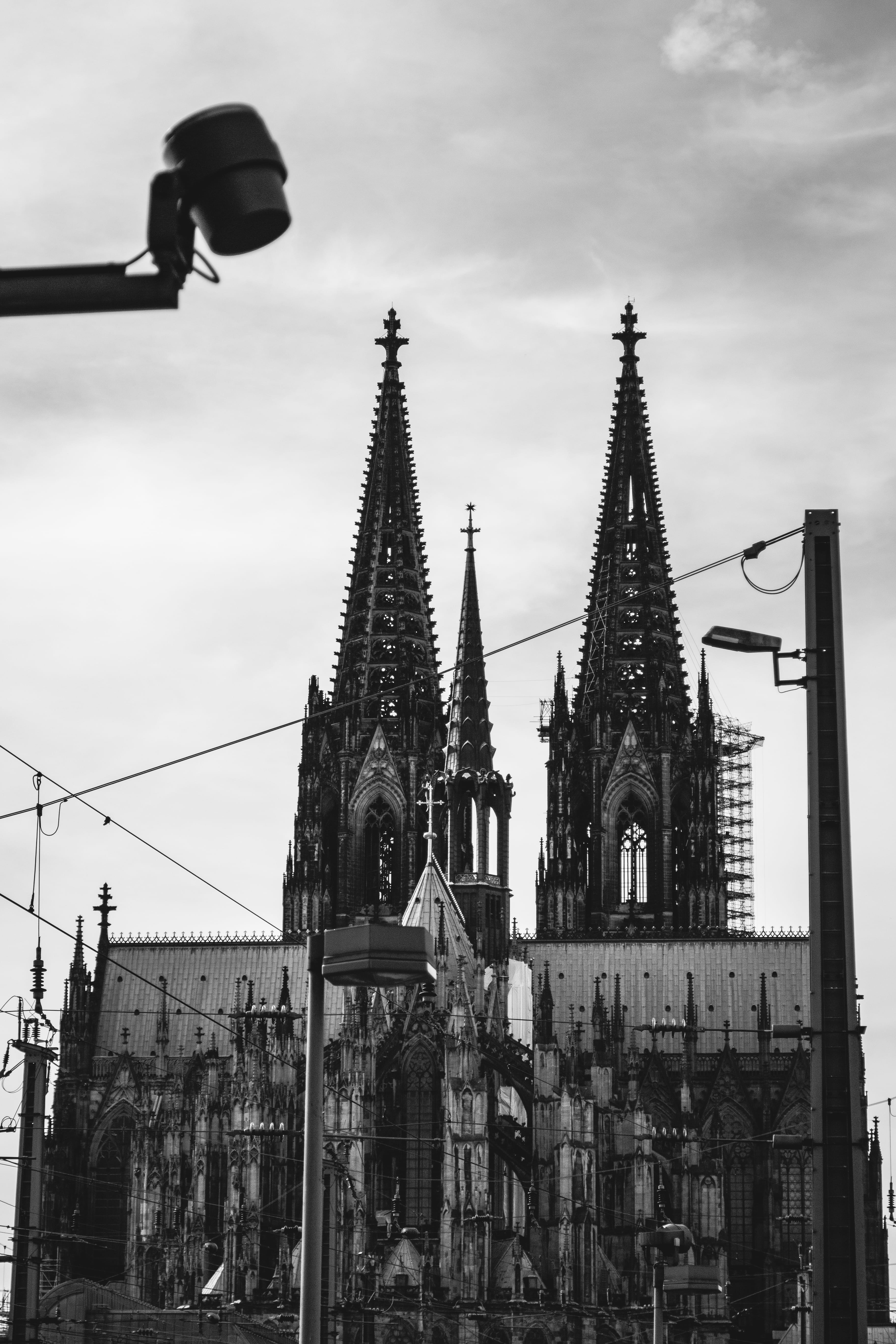 sky, architecture, spire, low angle view, place of worship, travel destinations, built structure, kölner dom, religion, church, street, no people, street light, Phone HD Wallpaper