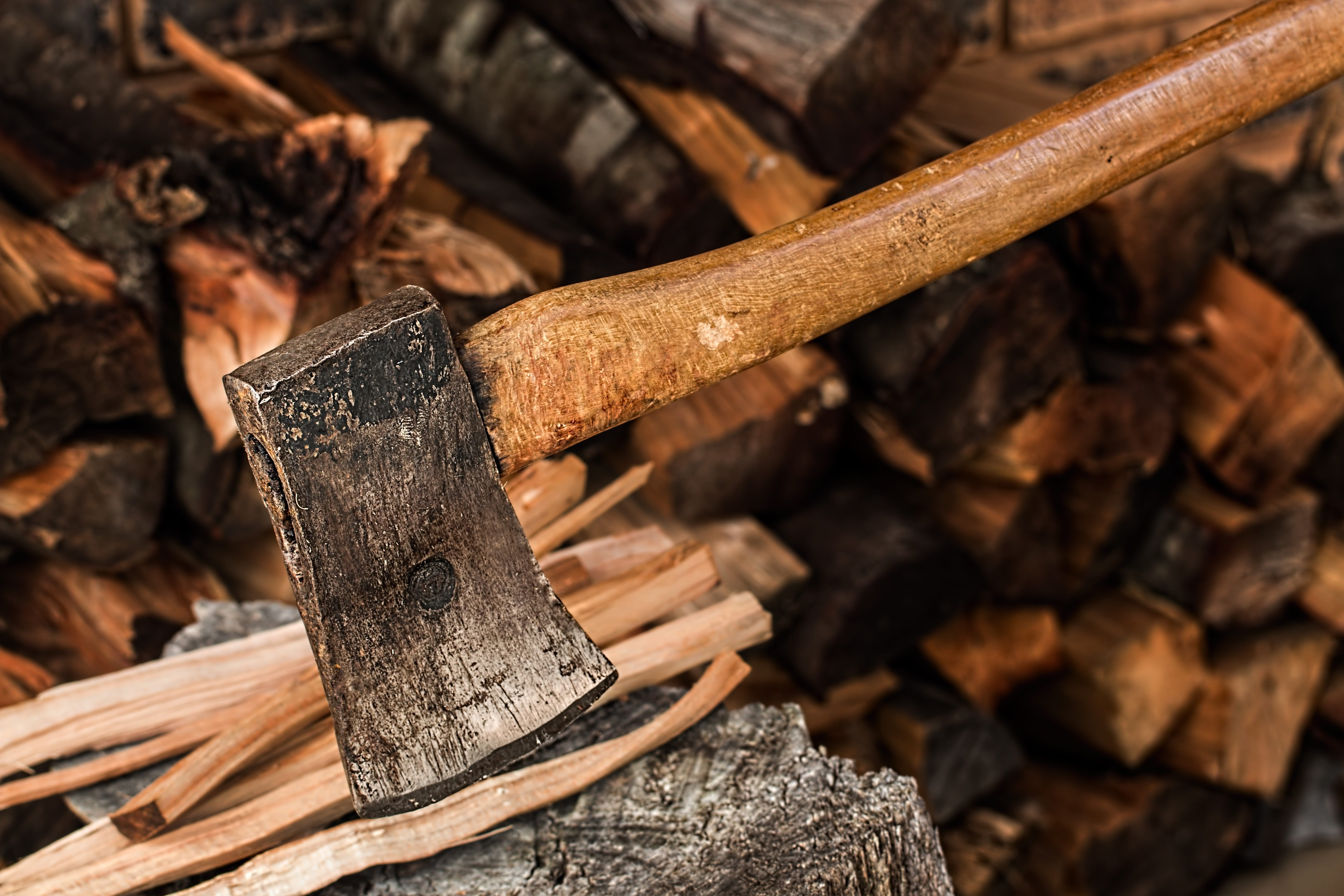 nature, danger, injure, day, log, split, deforestation, warm, brown, 5K, violent, wintertime, weapon, wood - material, autumn, stacked, timber, hatchet, HD Wallpaper