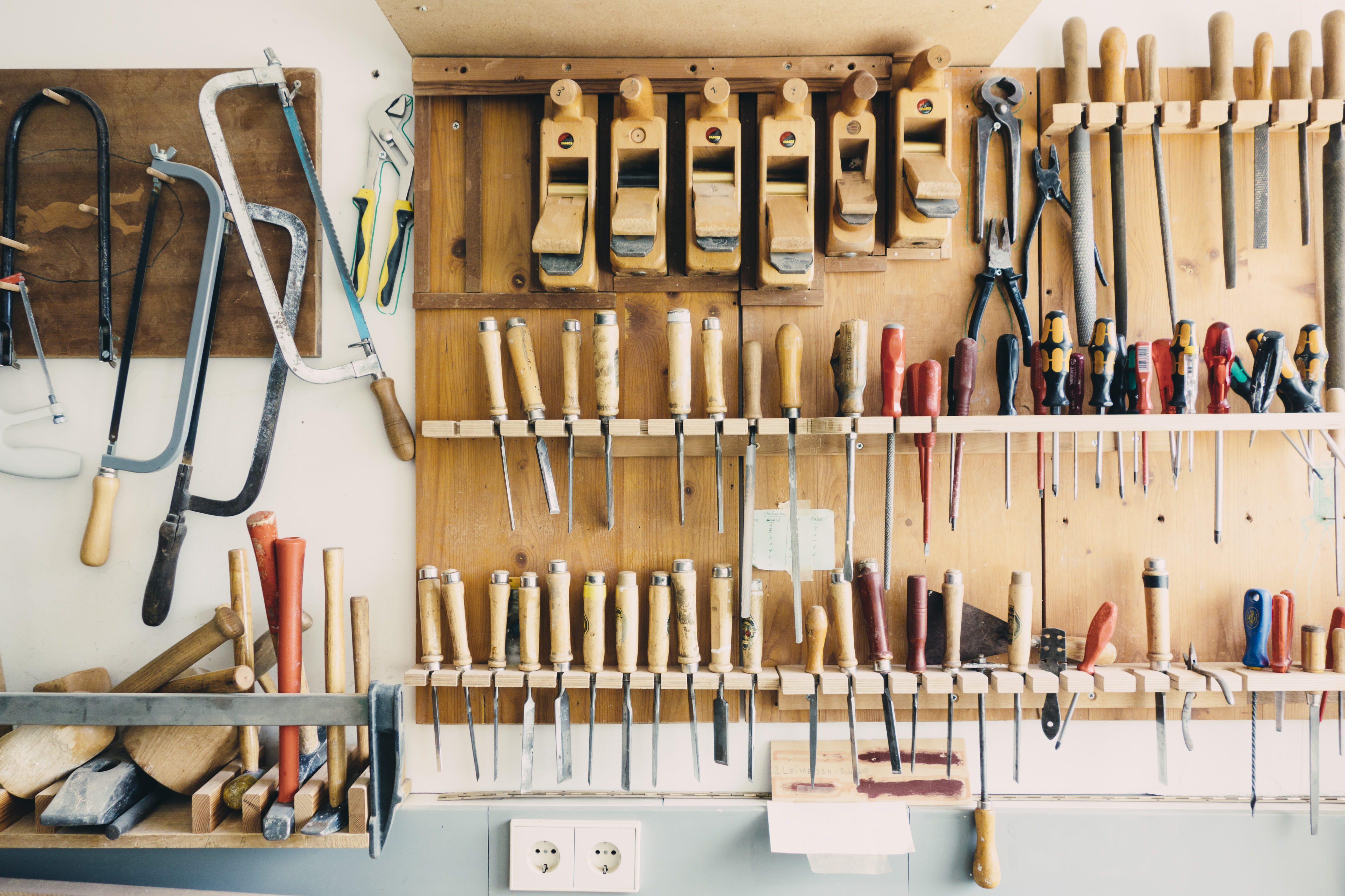 indoors, abundance, arrangement, 4K, workshop, in a row, no people, handheld, large group of objects, side by side, tool, tools, variation, chisel, shopping, HD Wallpaper