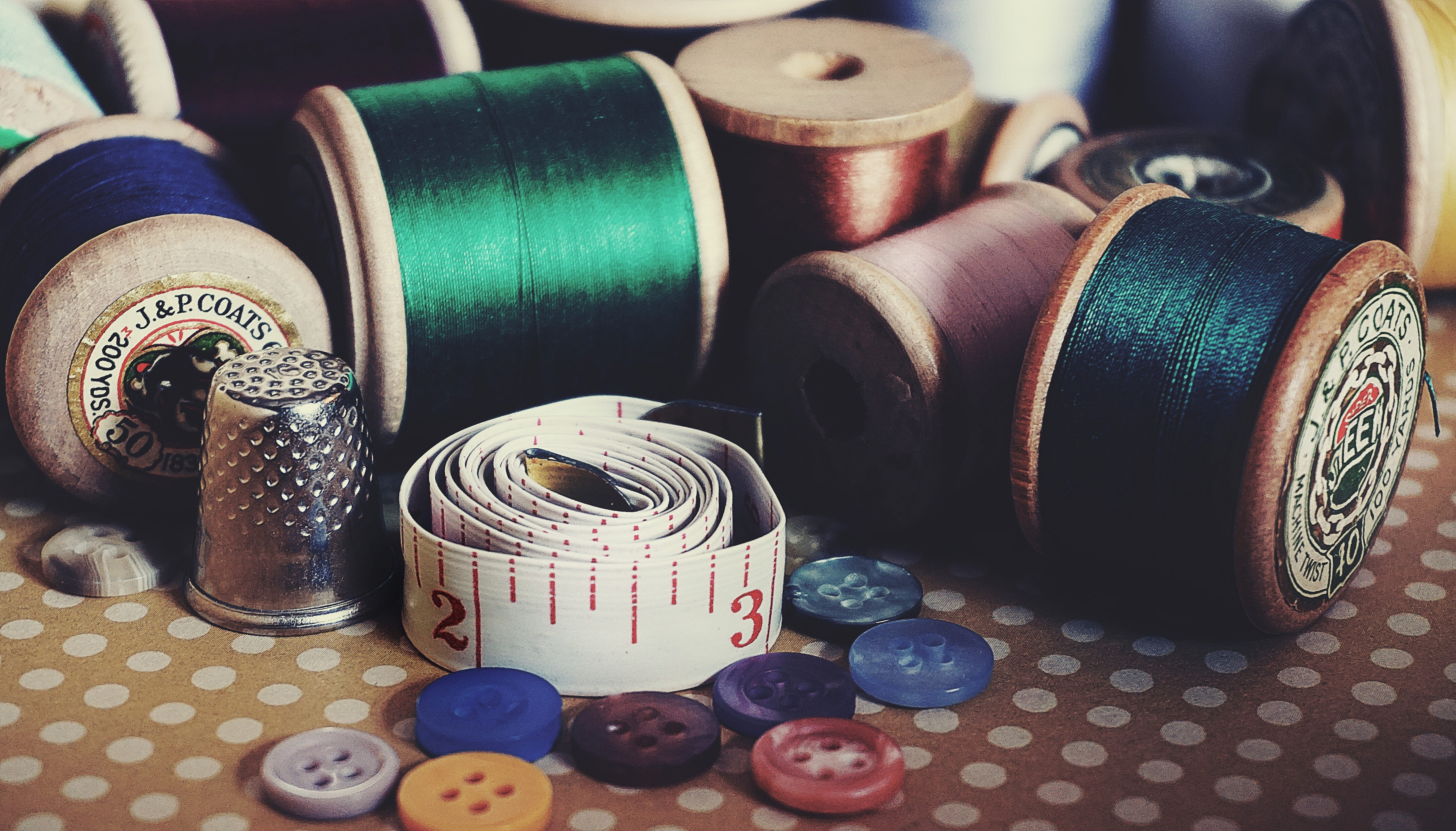 group of objects, measuring tape, pin, handmade, collection, cotton reels, bobbin, surface, variety, thread, indoors, material, button, variation, day, HD Wallpaper
